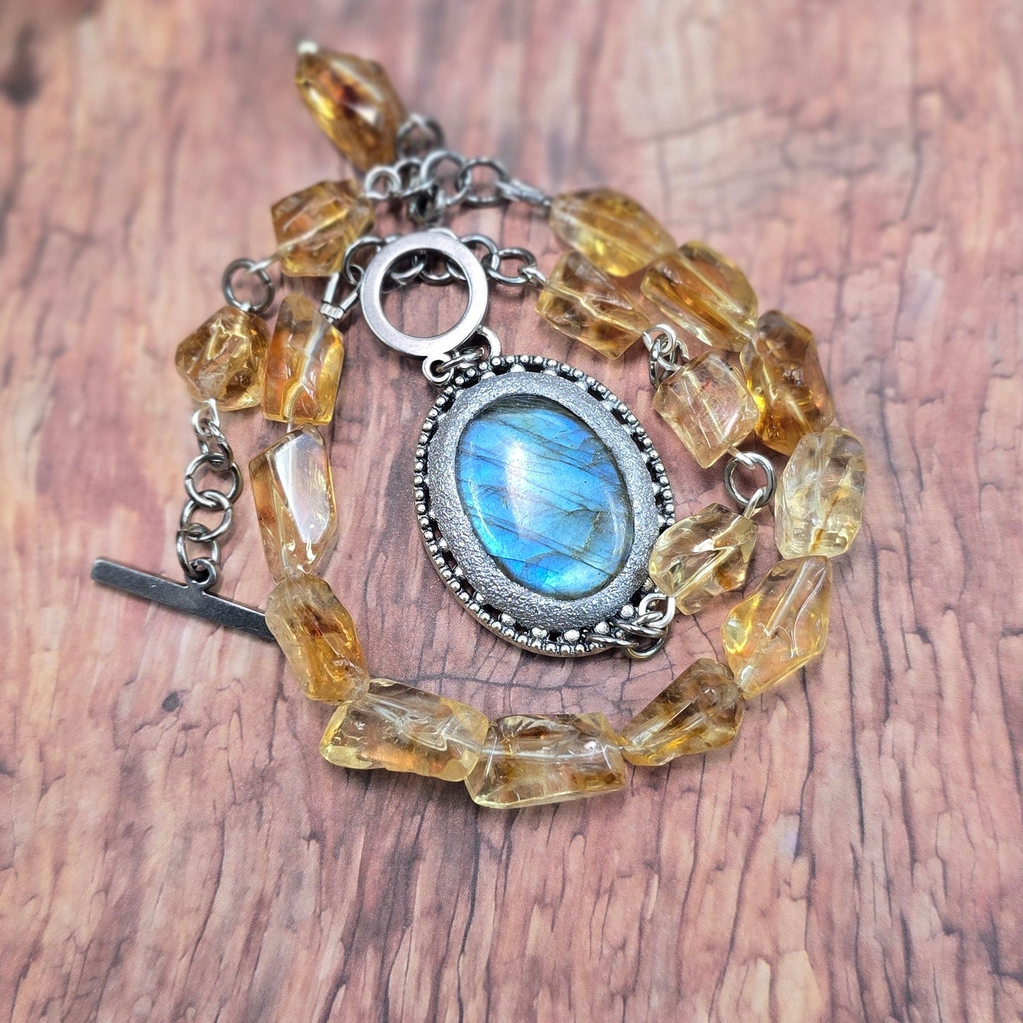 Labradorito apyrankė su citrinu