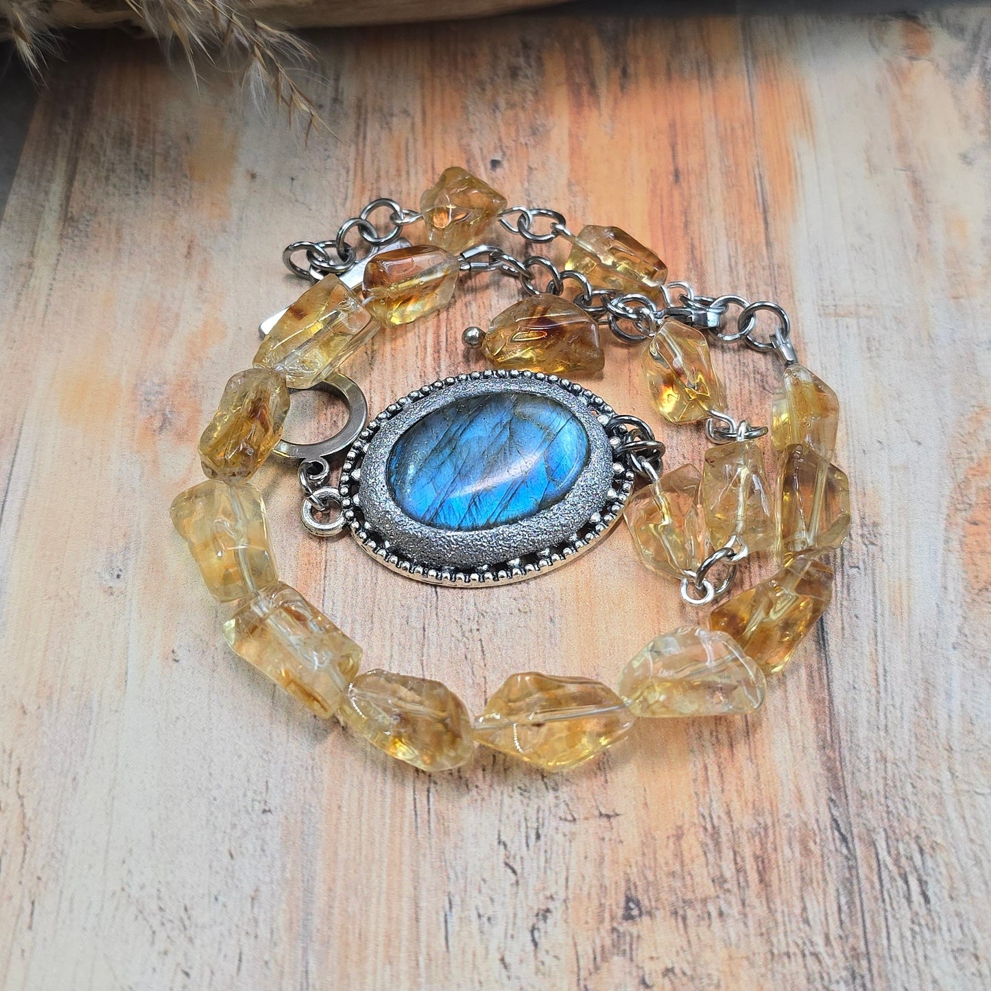 Labradorito apyrankė su citrinu