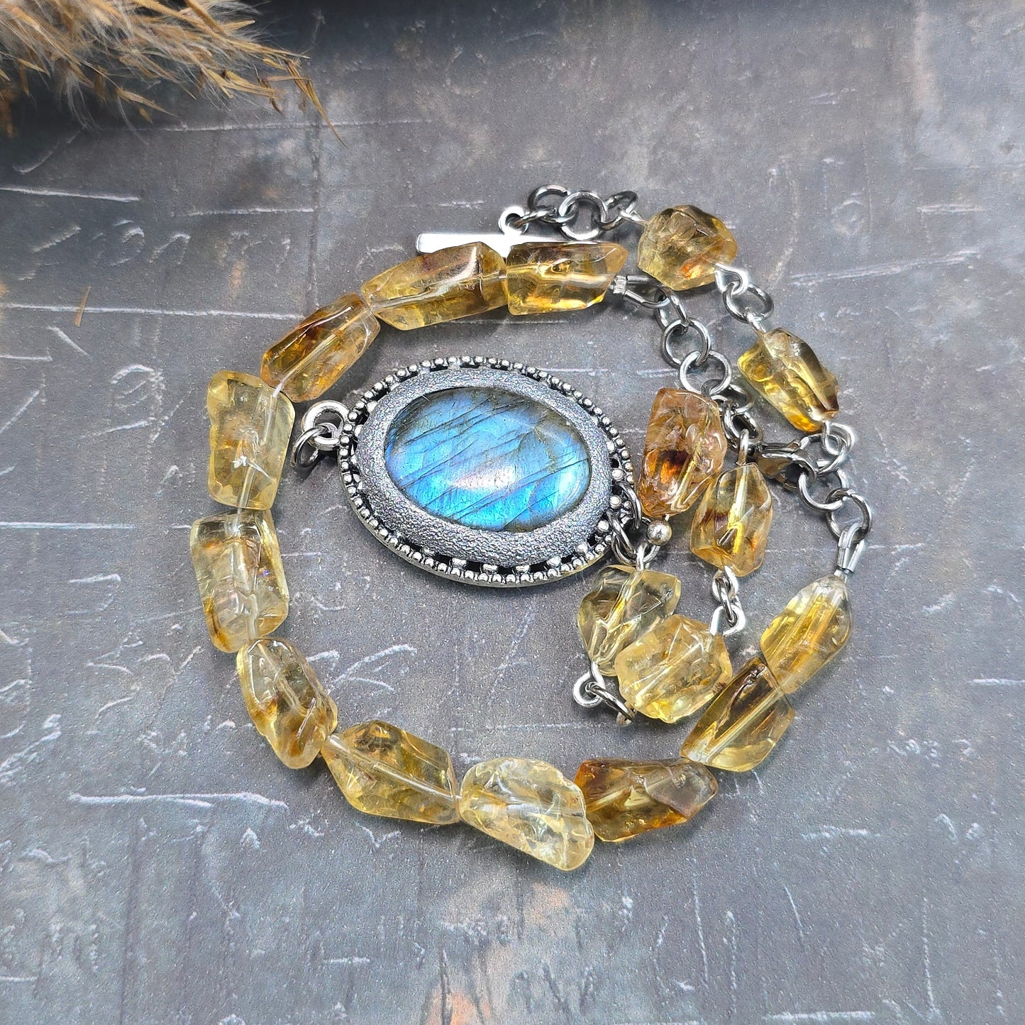 Labradorito apyrankė su citrinu