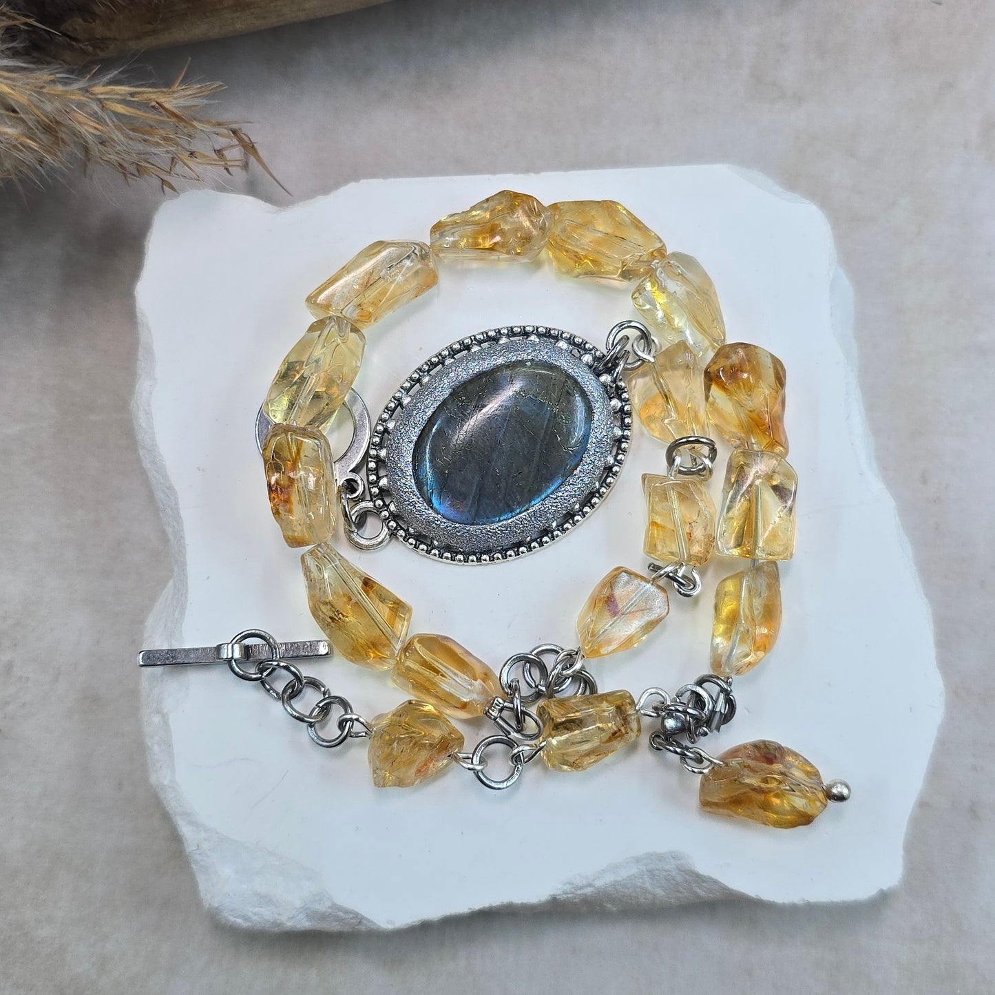 Labradorito apyrankė su citrinu