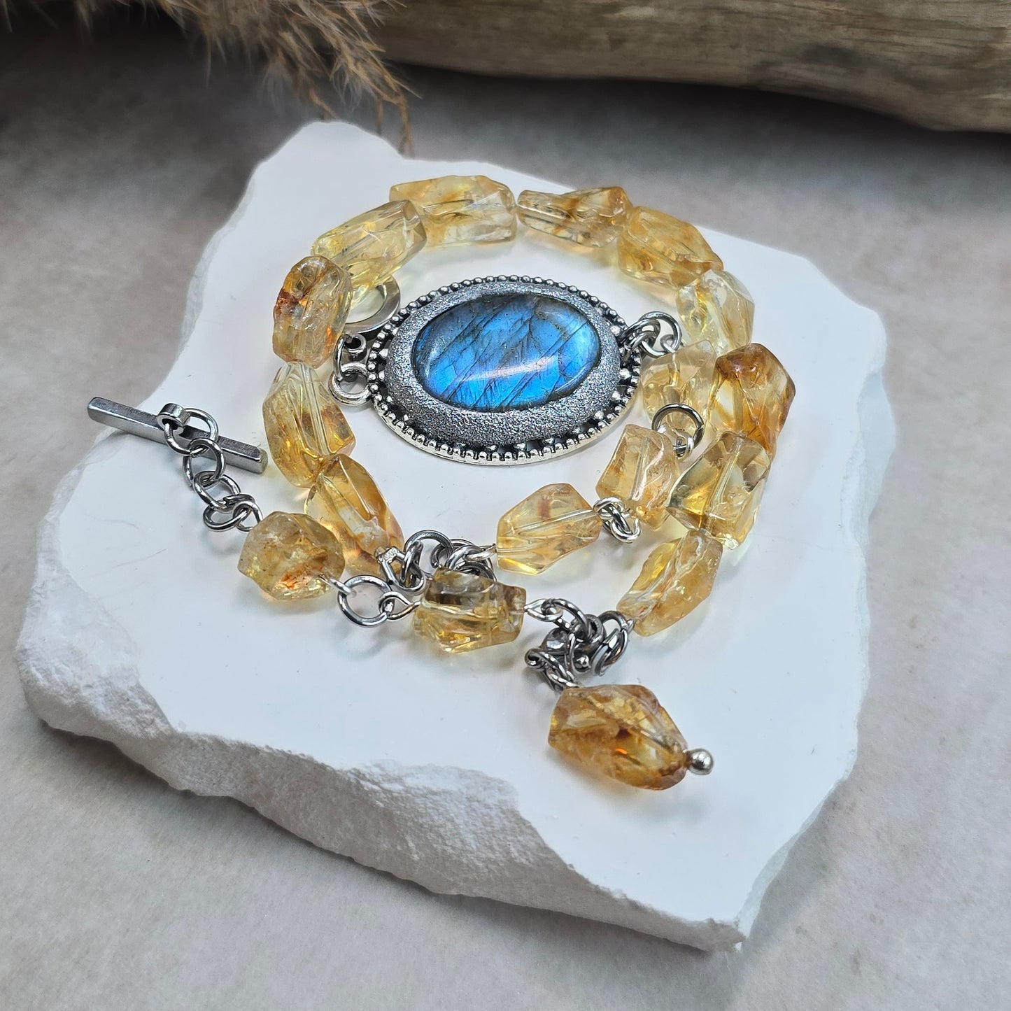 Labradorito apyrankė su citrinu