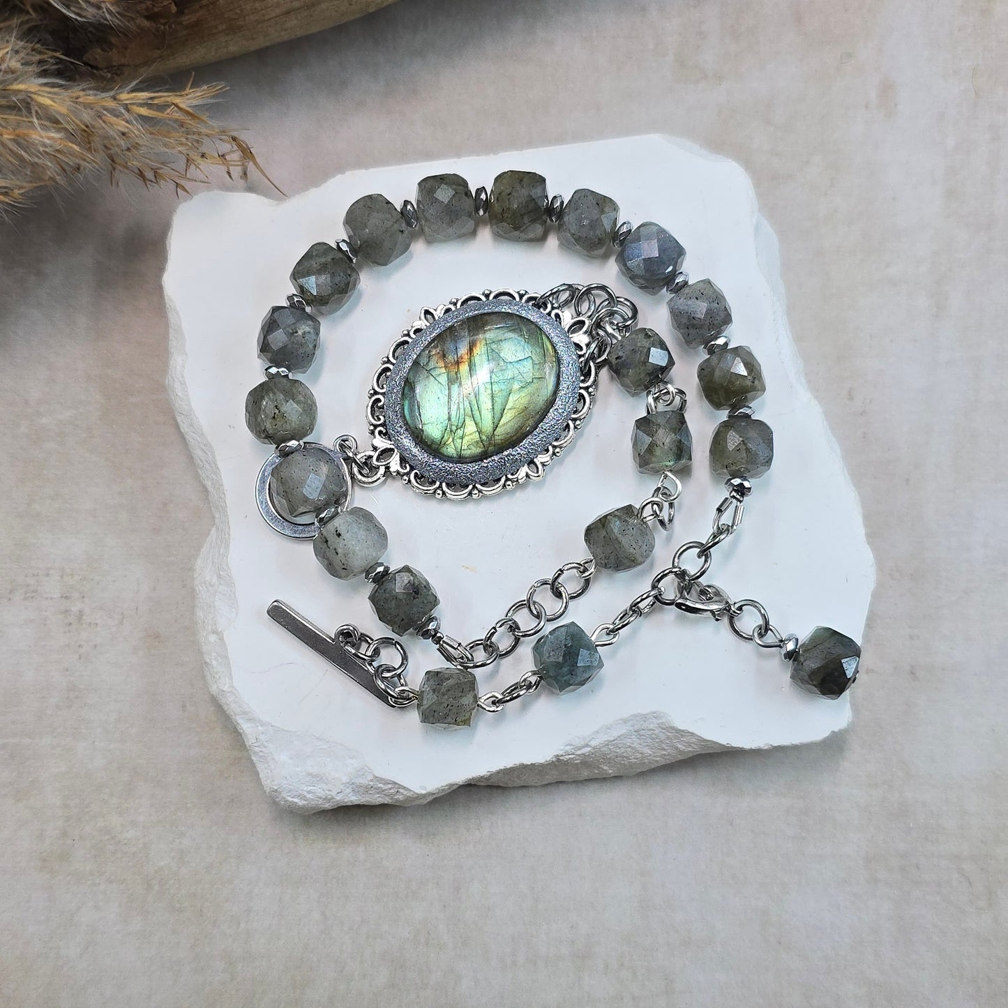 Labradorito apyrankė su labradorito karoliukais