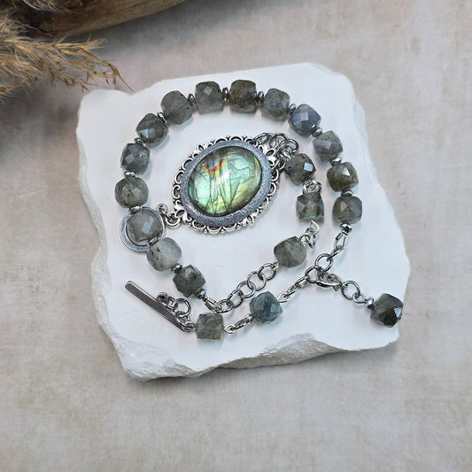 Labradorito apyrankė su labradorito karoliukais