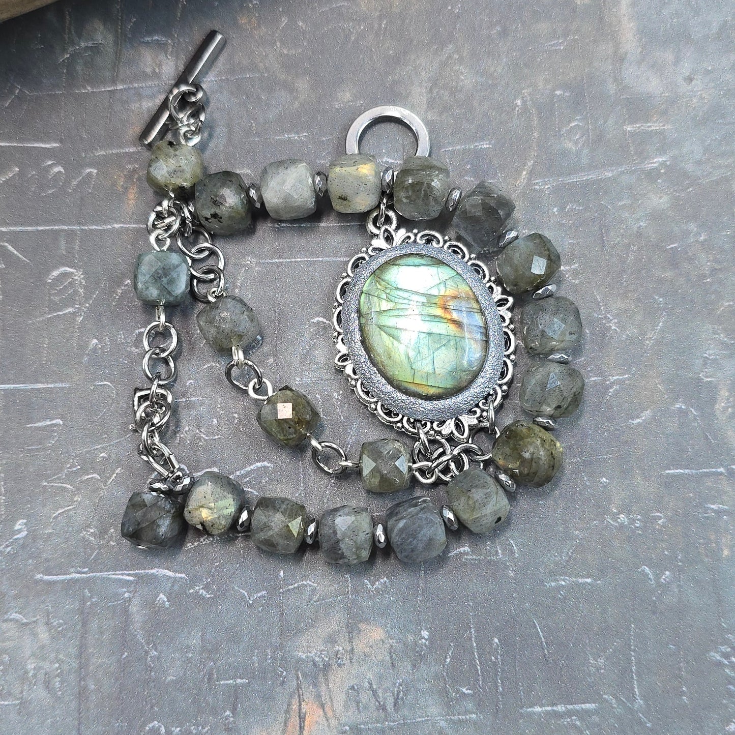 Labradorito apyrankė su labradorito karoliukais