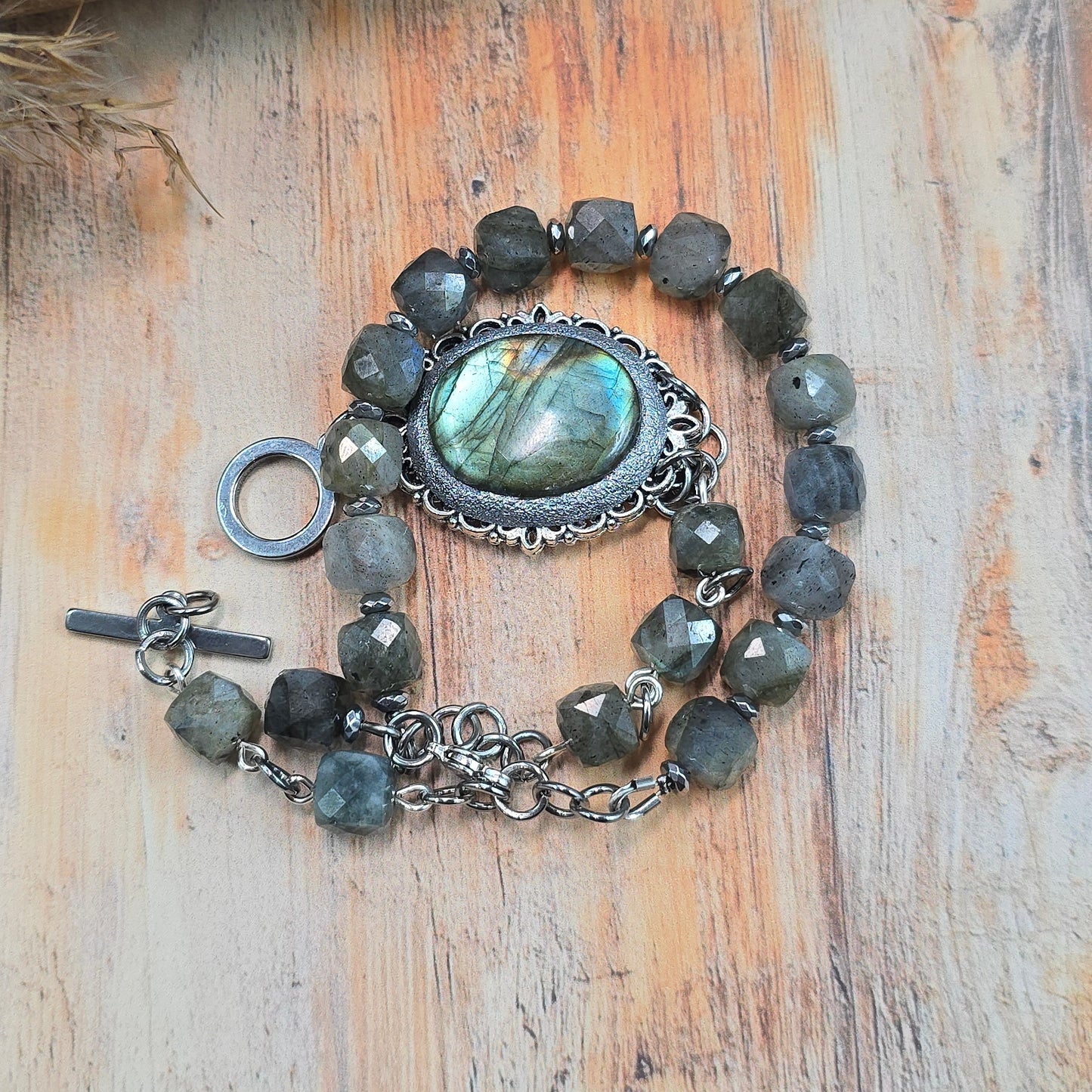 Labradorito apyrankė su labradorito karoliukais