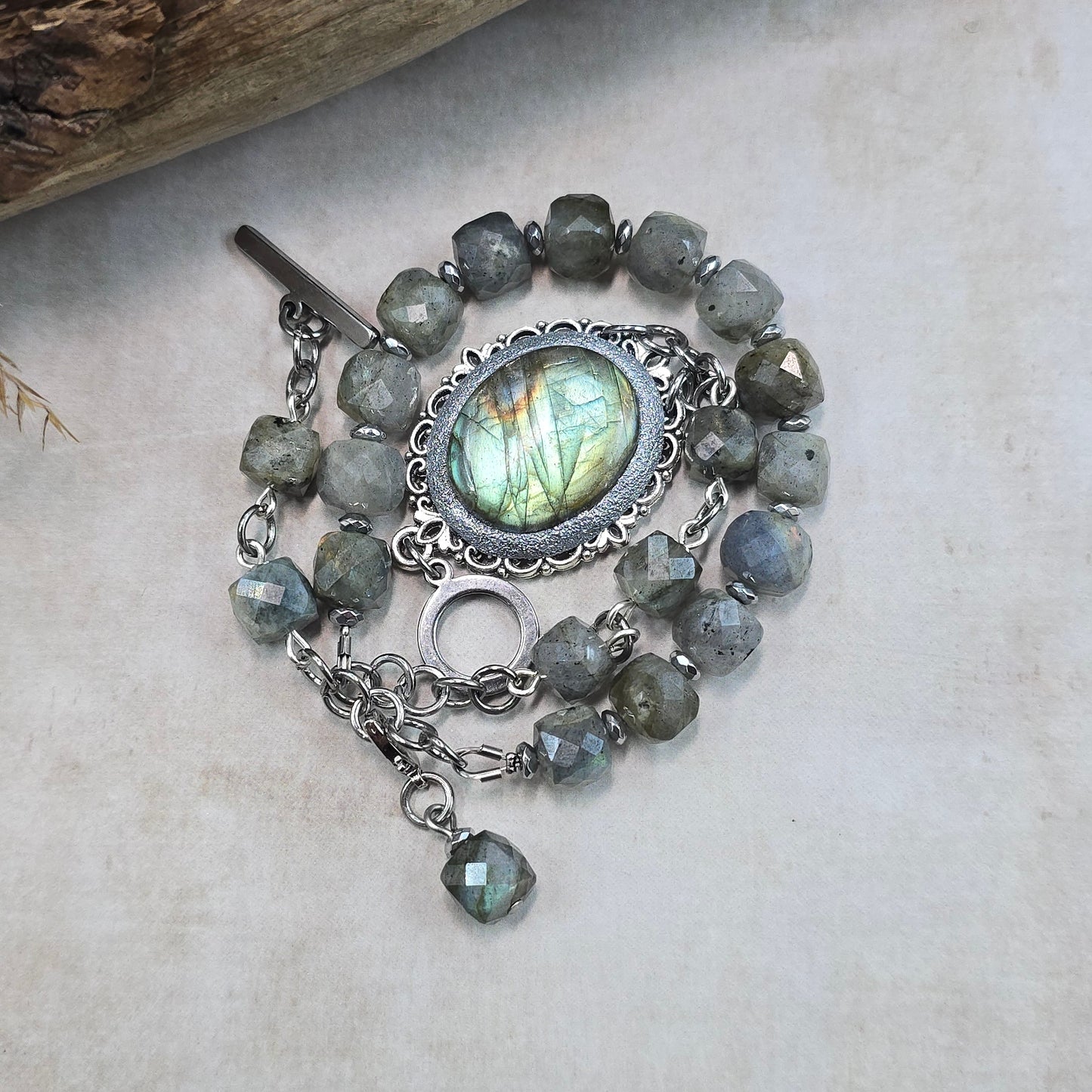 Labradorito apyrankė su labradorito karoliukais