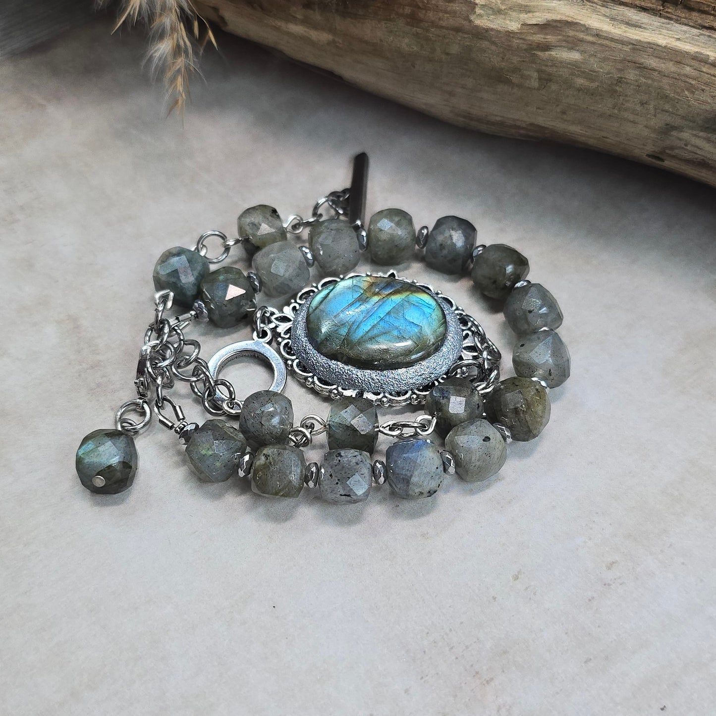 Labradorito apyrankė su labradorito karoliukais