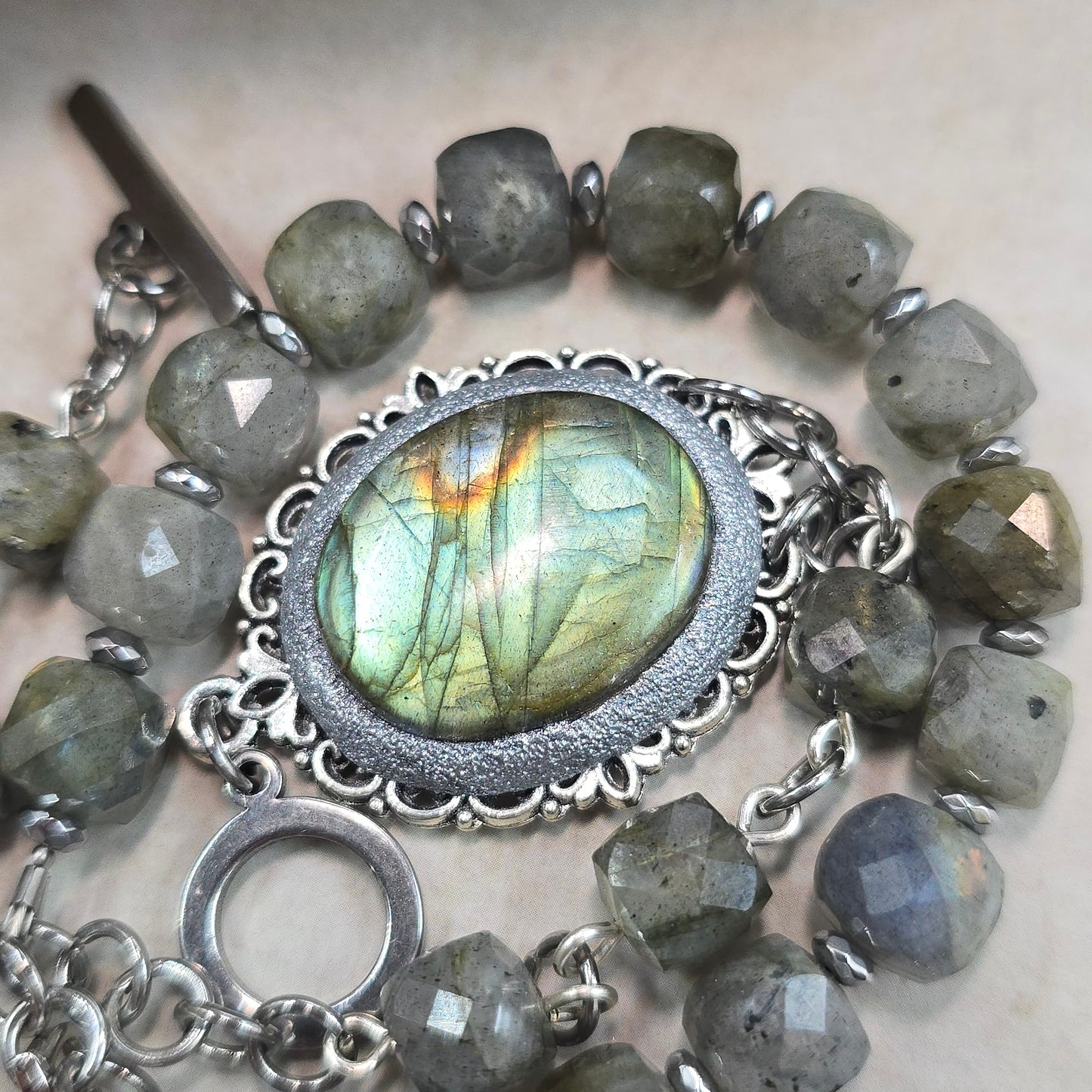 Labradorito apyrankė su labradorito karoliukais