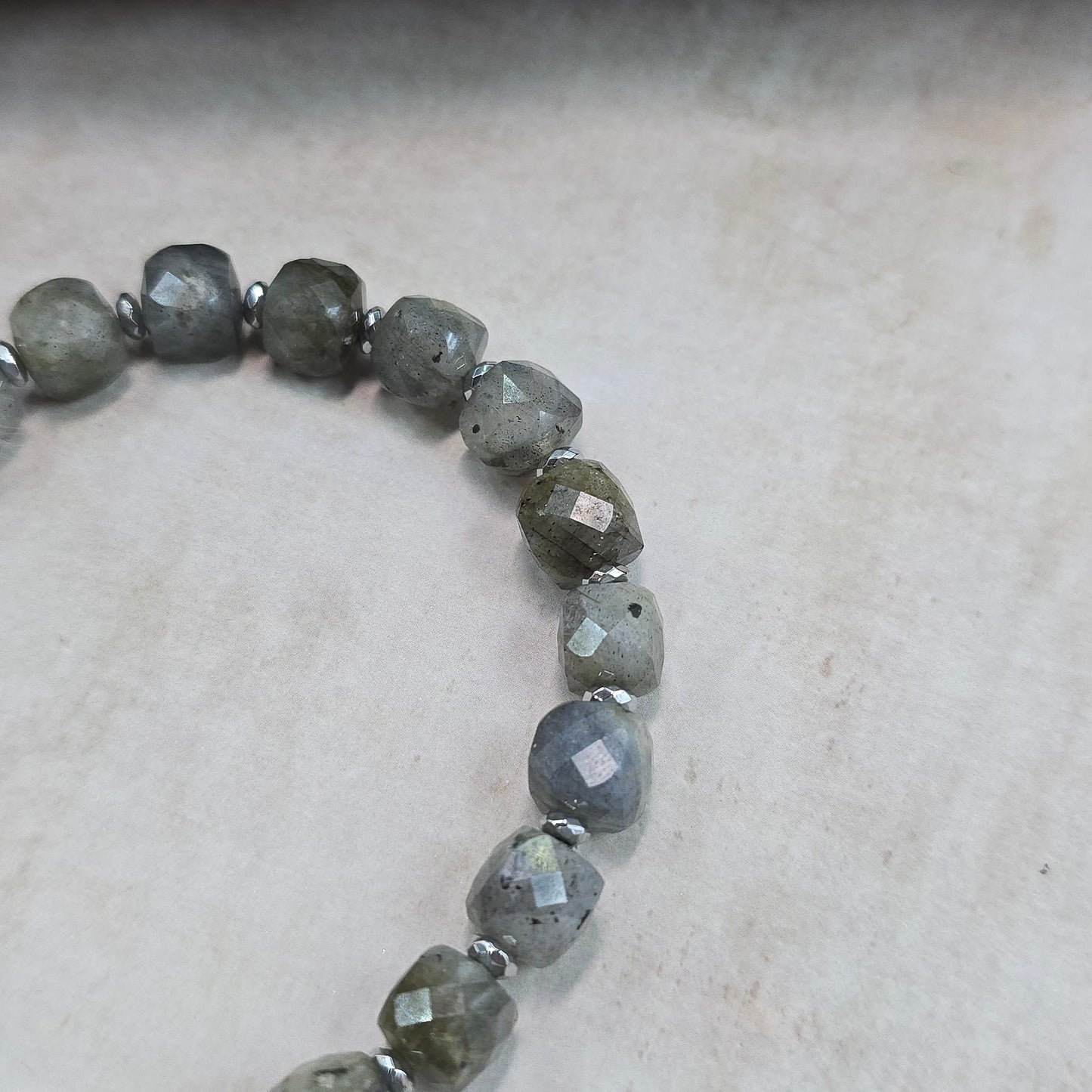 Labradorito apyrankė su labradorito karoliukais