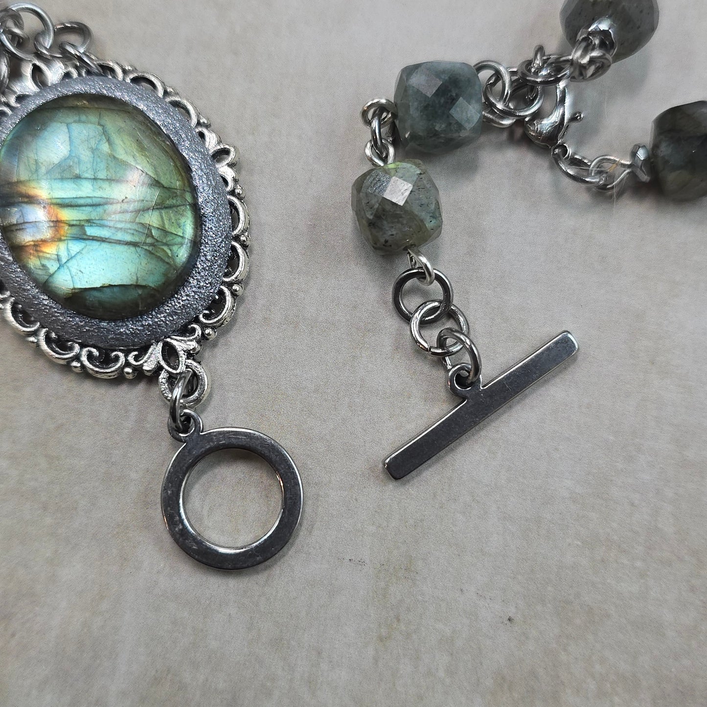 Labradorito apyrankė su labradorito karoliukais