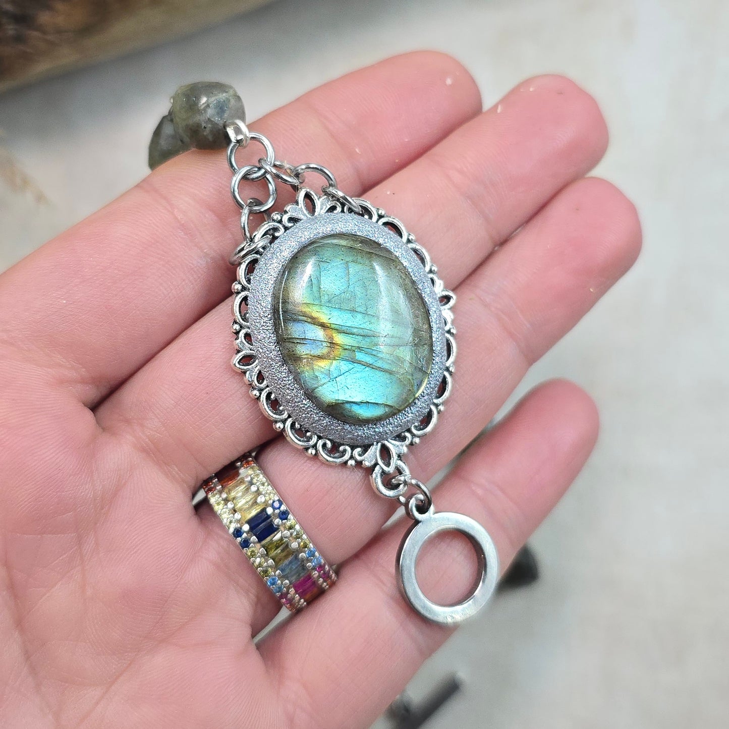 Labradorito apyrankė su labradorito karoliukais