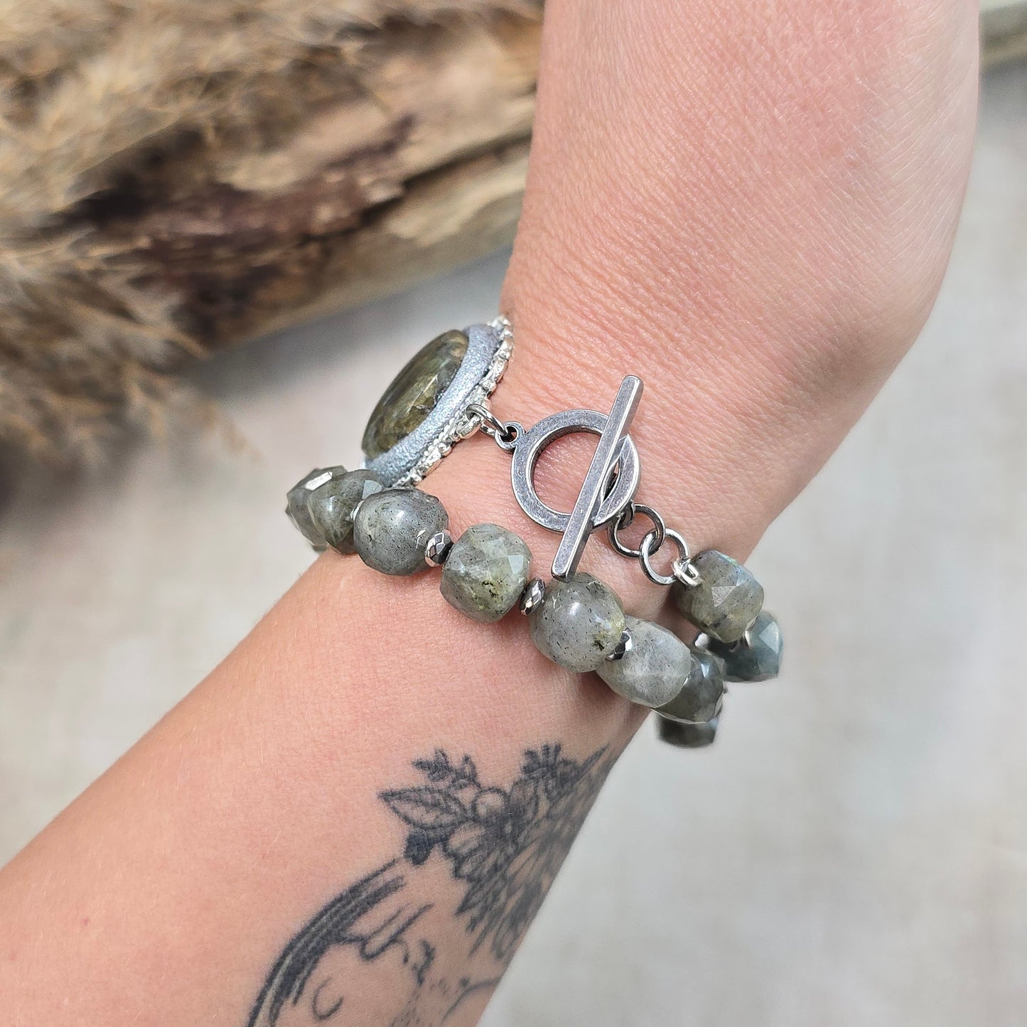 Labradorito apyrankė su labradorito karoliukais