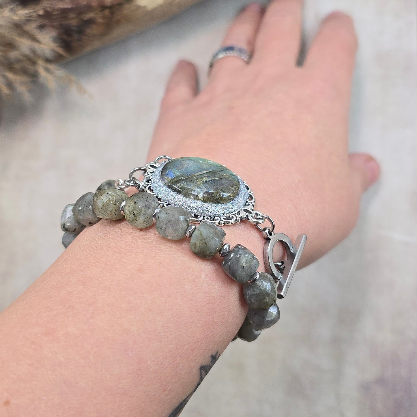 Labradorito apyrankė su labradorito karoliukais