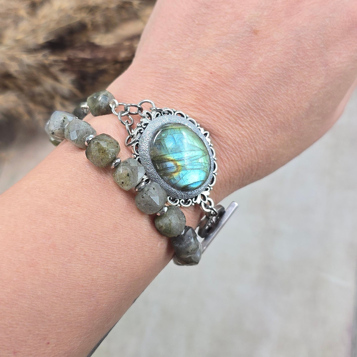 Labradorito apyrankė su labradorito karoliukais