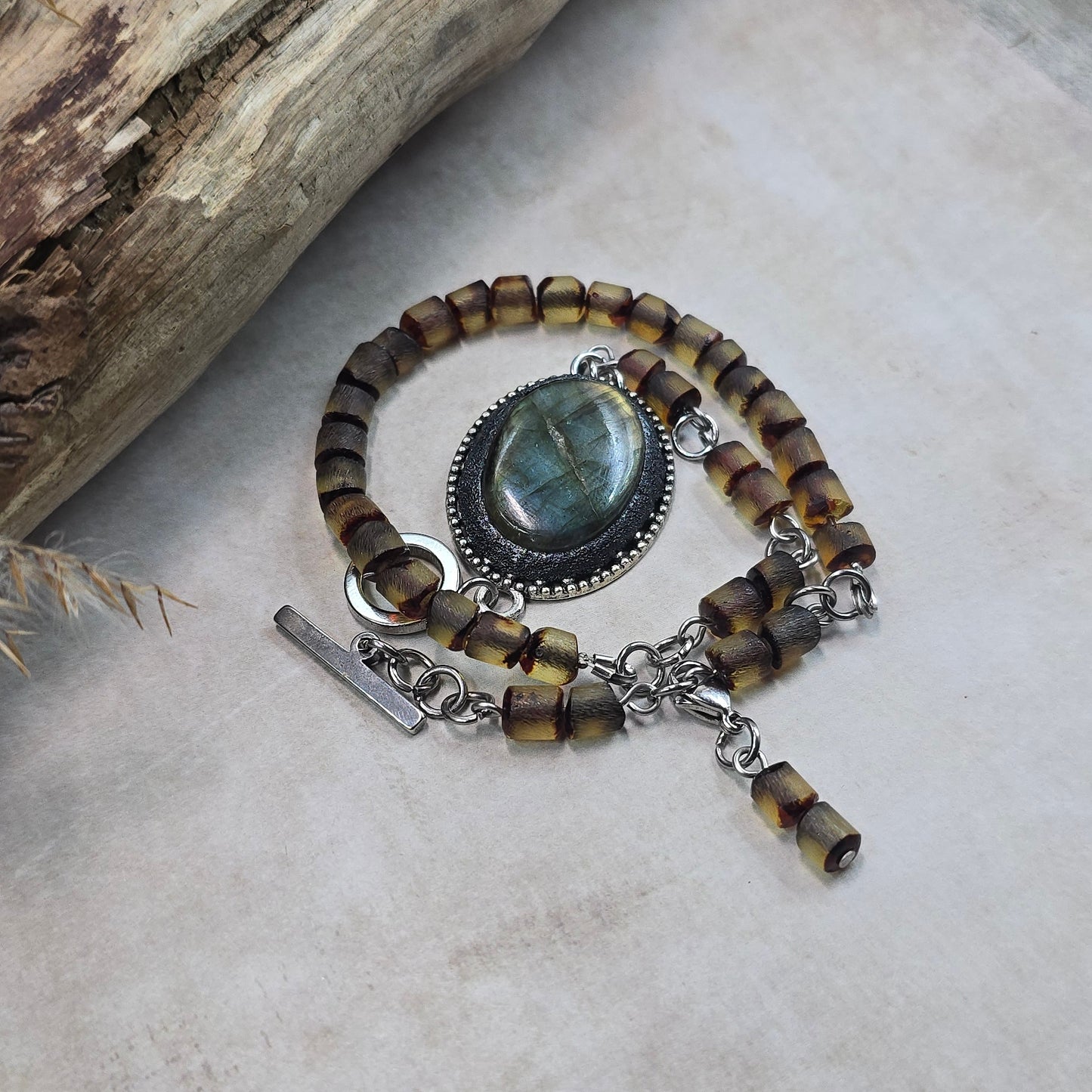 Labradorito apyrankė su gintaro karoliukais