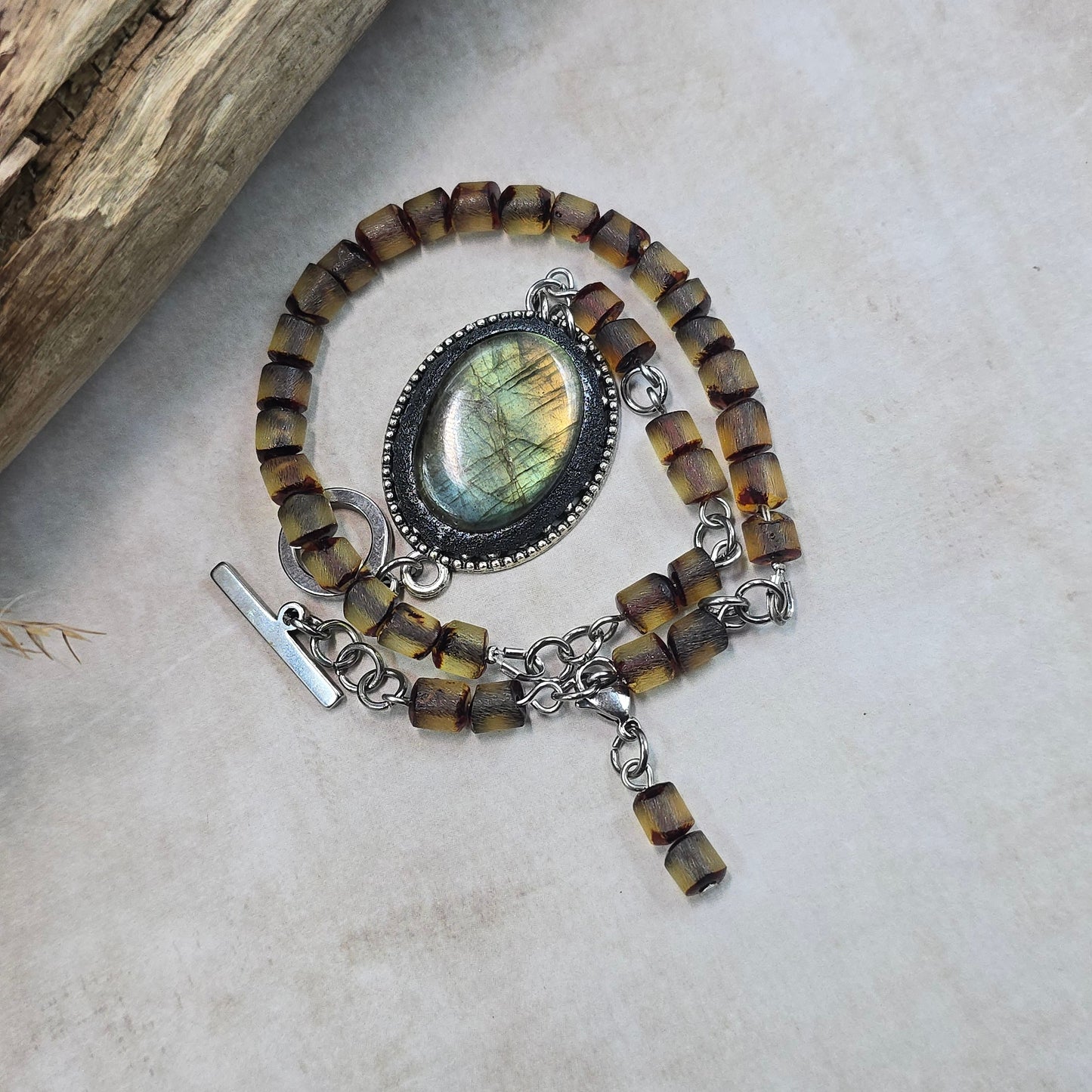 Labradorito apyrankė su gintaro karoliukais