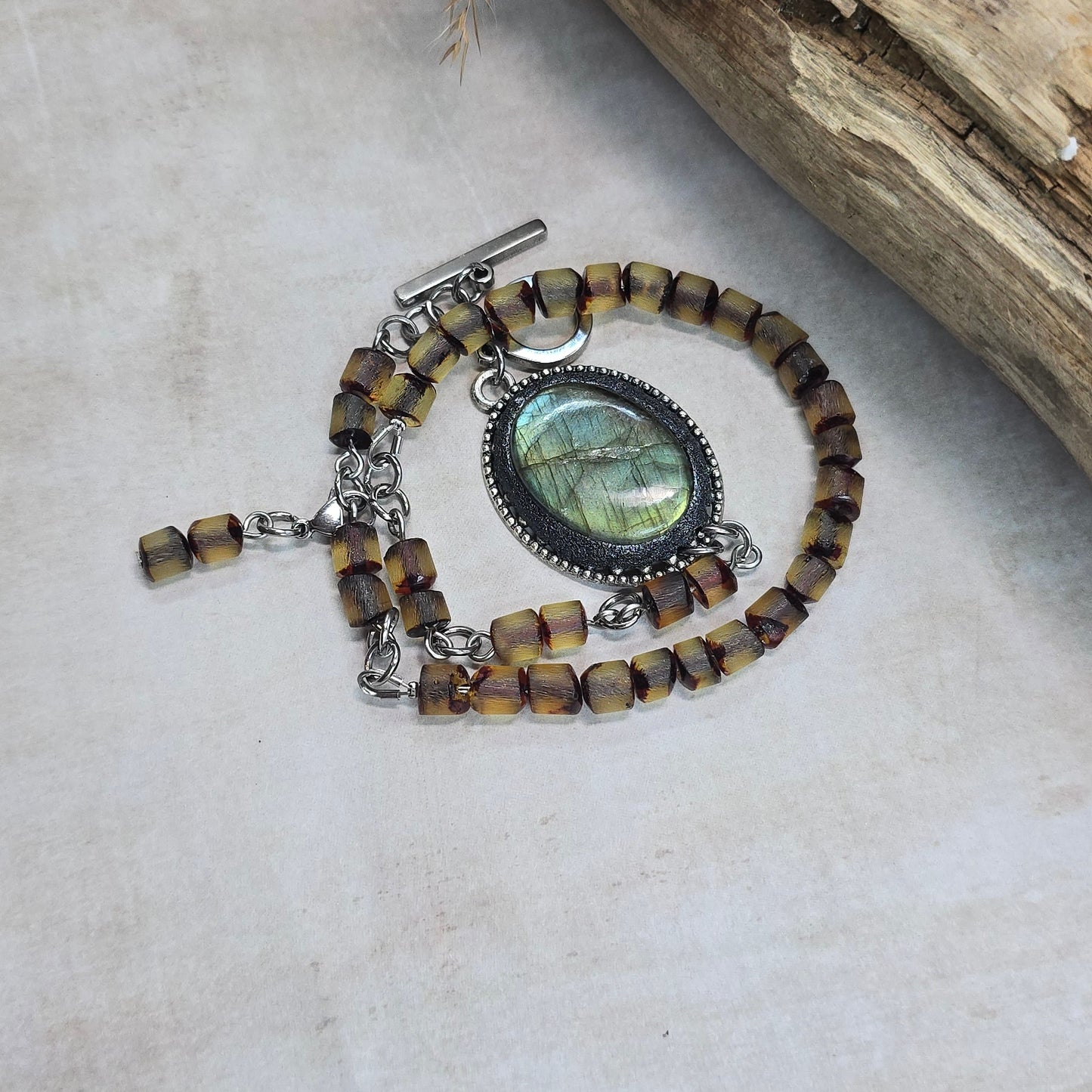 Labradorito apyrankė su gintaro karoliukais