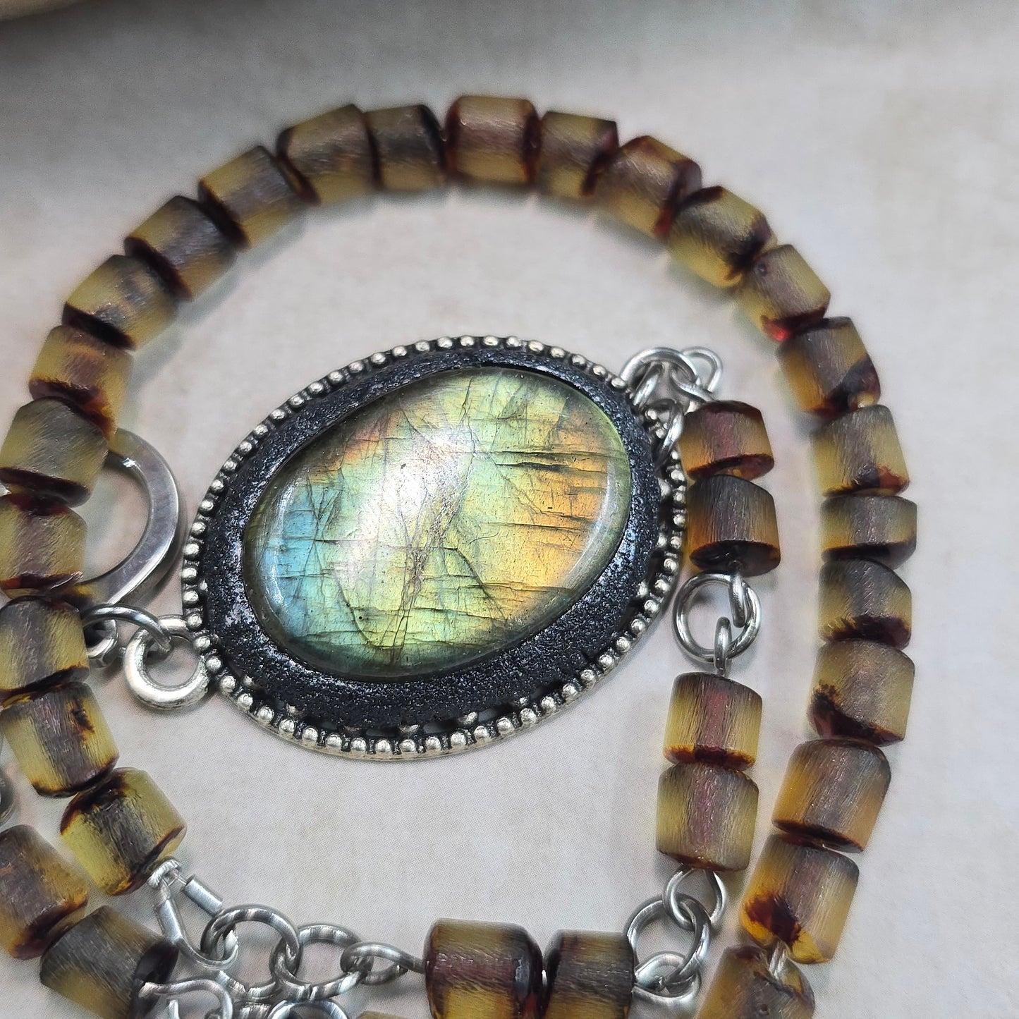 Labradorito apyrankė su gintaro karoliukais