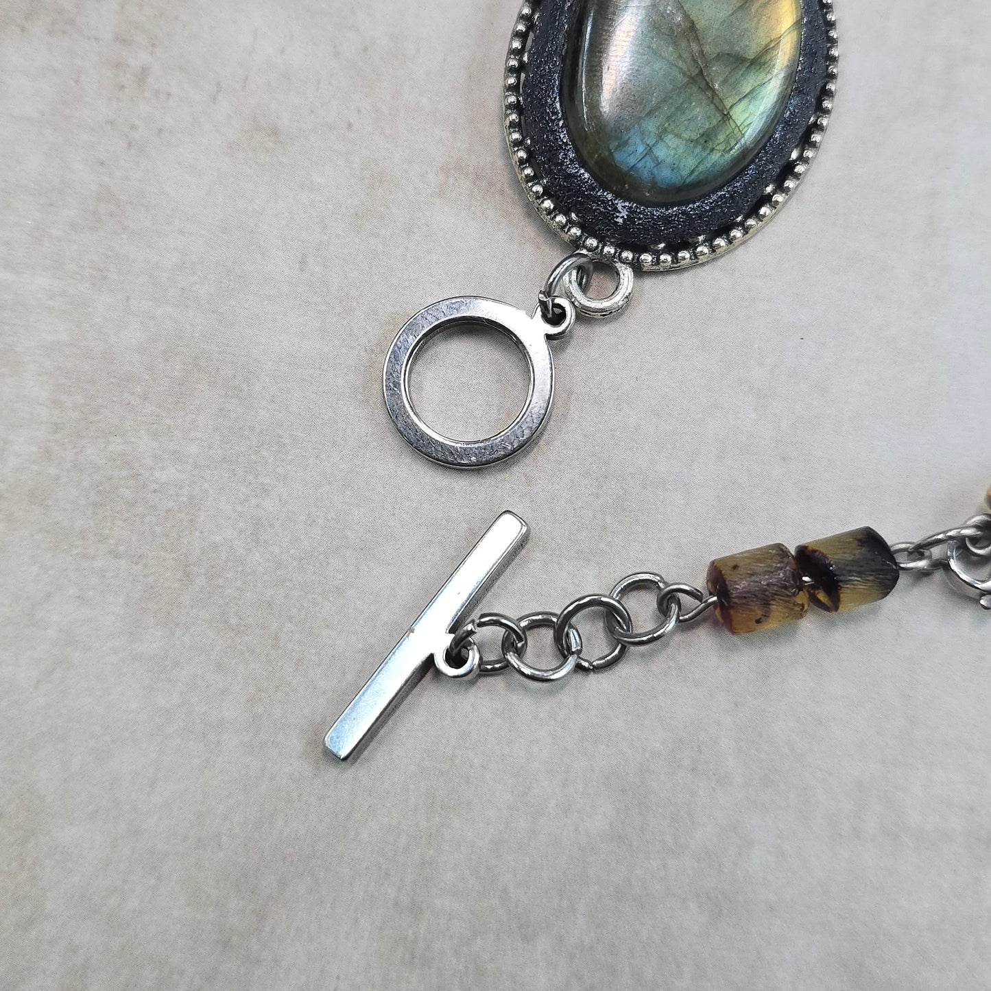 Labradorito apyrankė su gintaro karoliukais