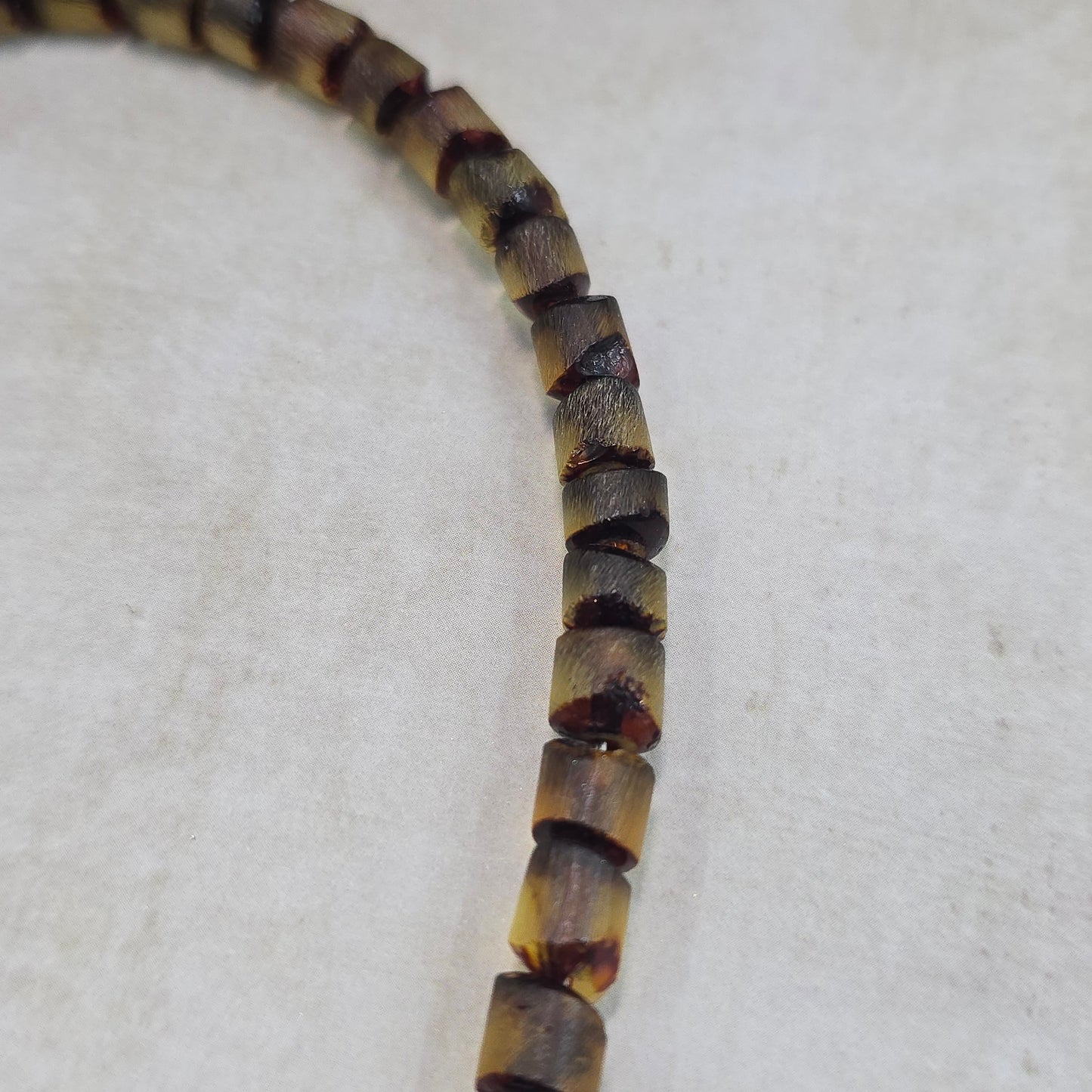 Labradorito apyrankė su gintaro karoliukais