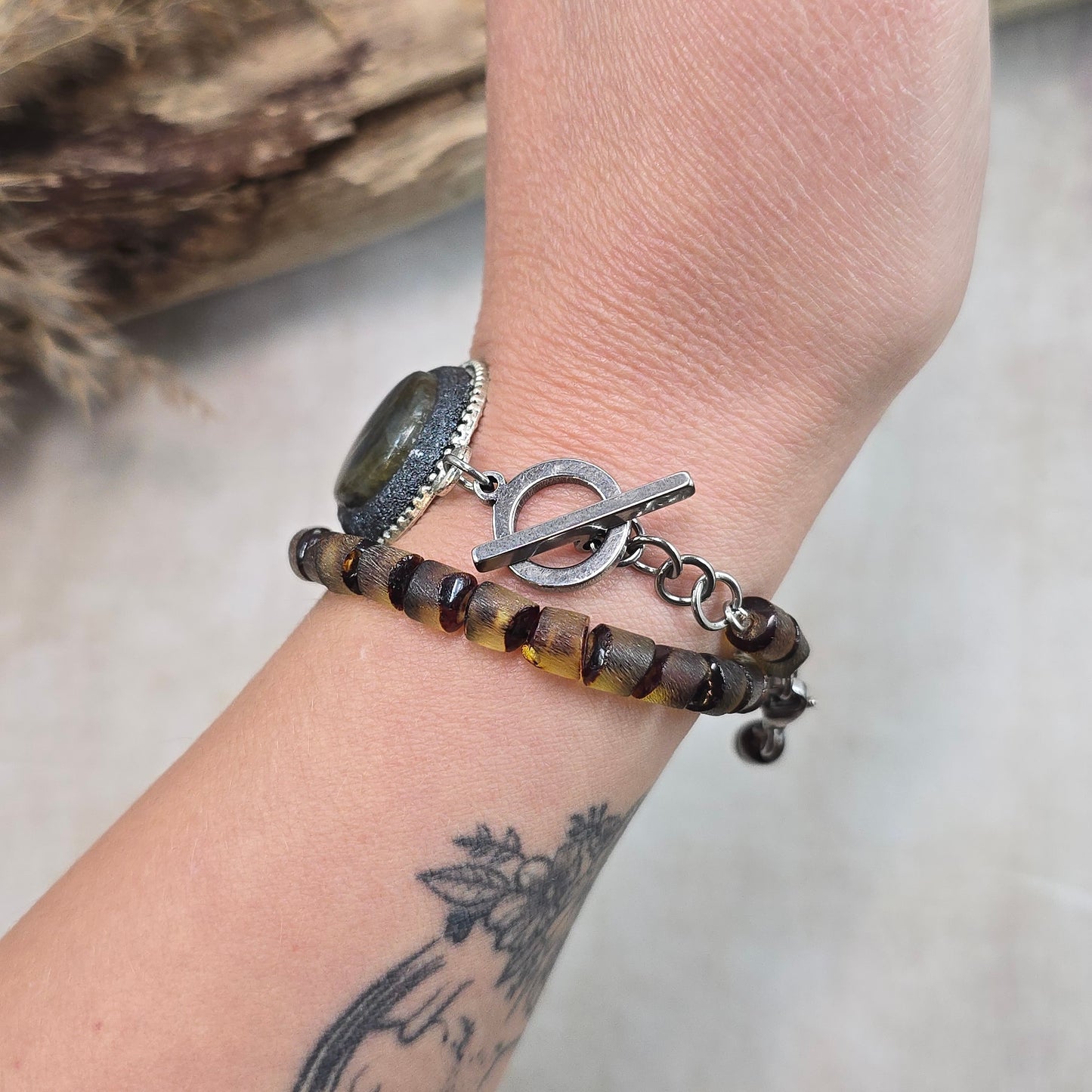 Labradorito apyrankė su gintaro karoliukais