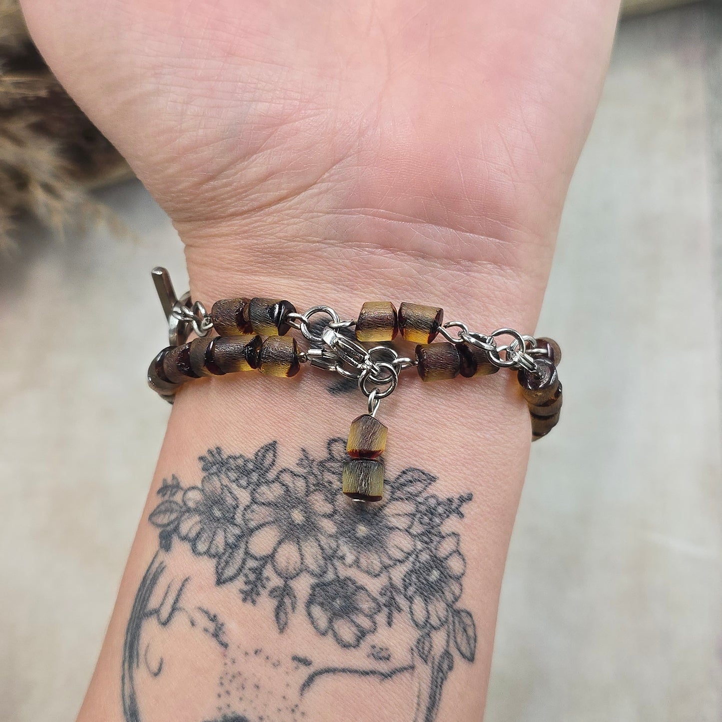 Labradorito apyrankė su gintaro karoliukais