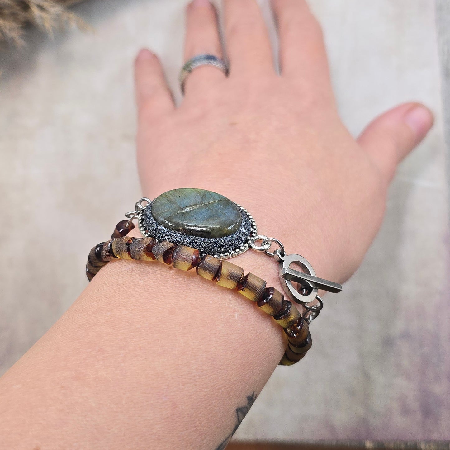 Labradorito apyrankė su gintaro karoliukais