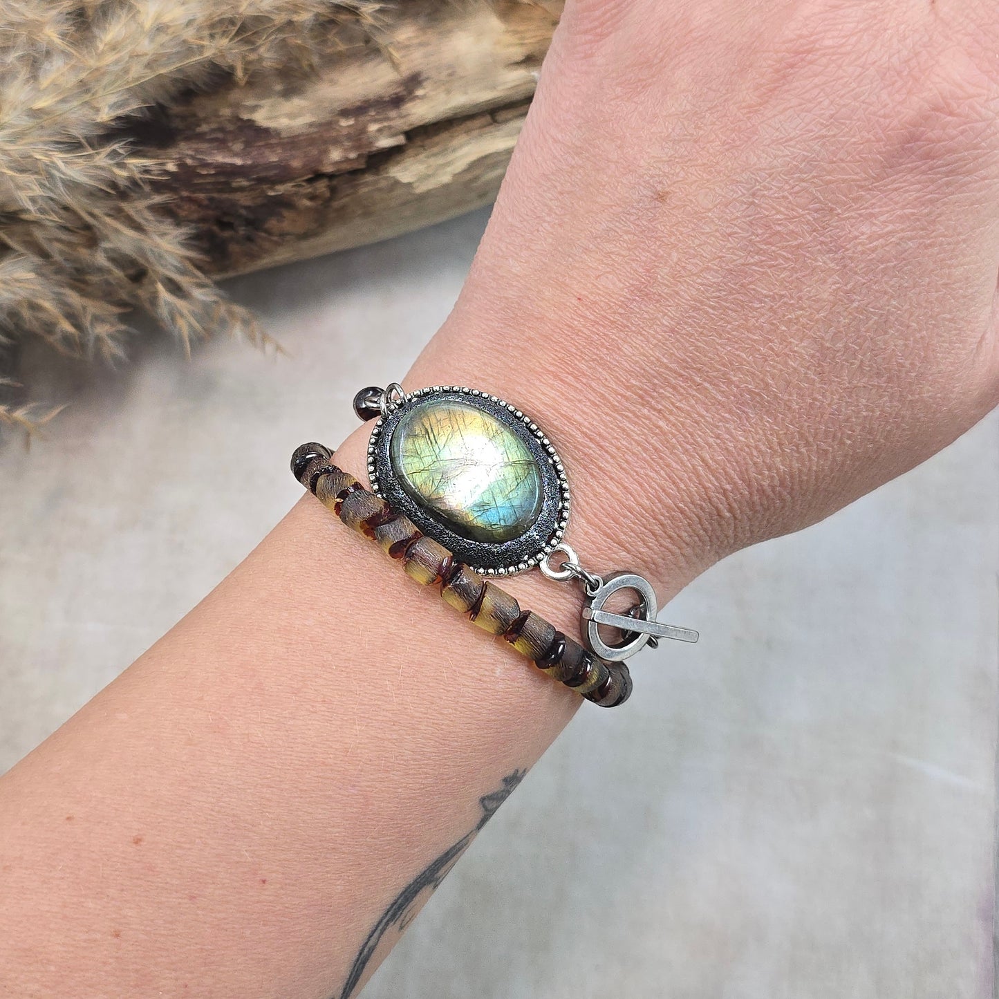 Labradorito apyrankė su gintaro karoliukais