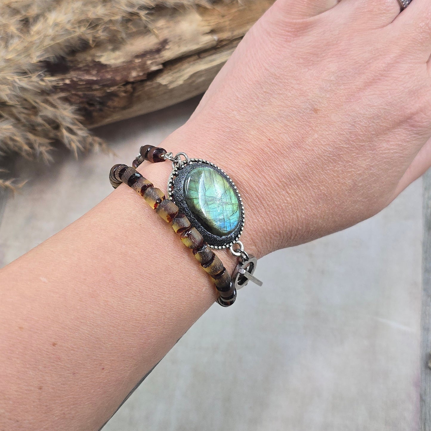 Labradorito apyrankė su gintaro karoliukais