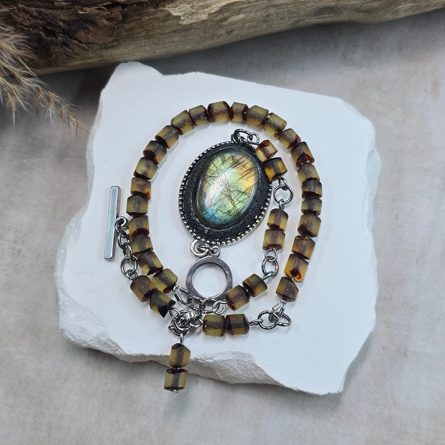 Labradorito apyrankė su gintaro karoliukais