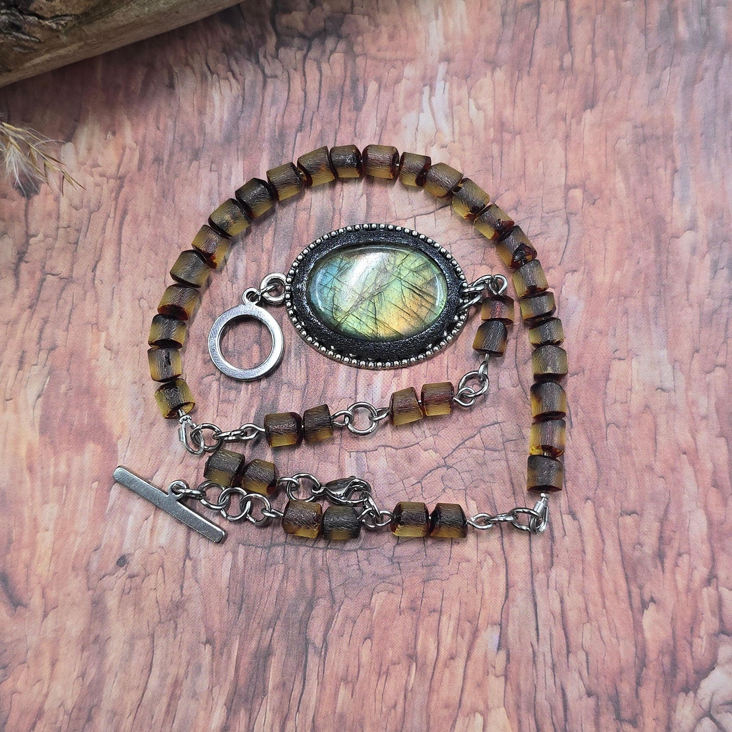 Labradorito apyrankė su gintaro karoliukais