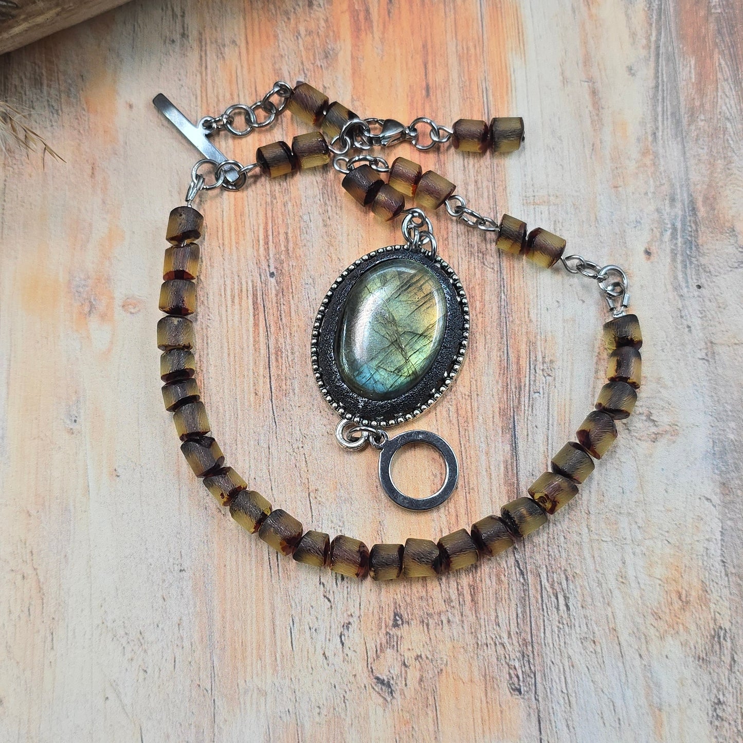 Labradorito apyrankė su gintaro karoliukais