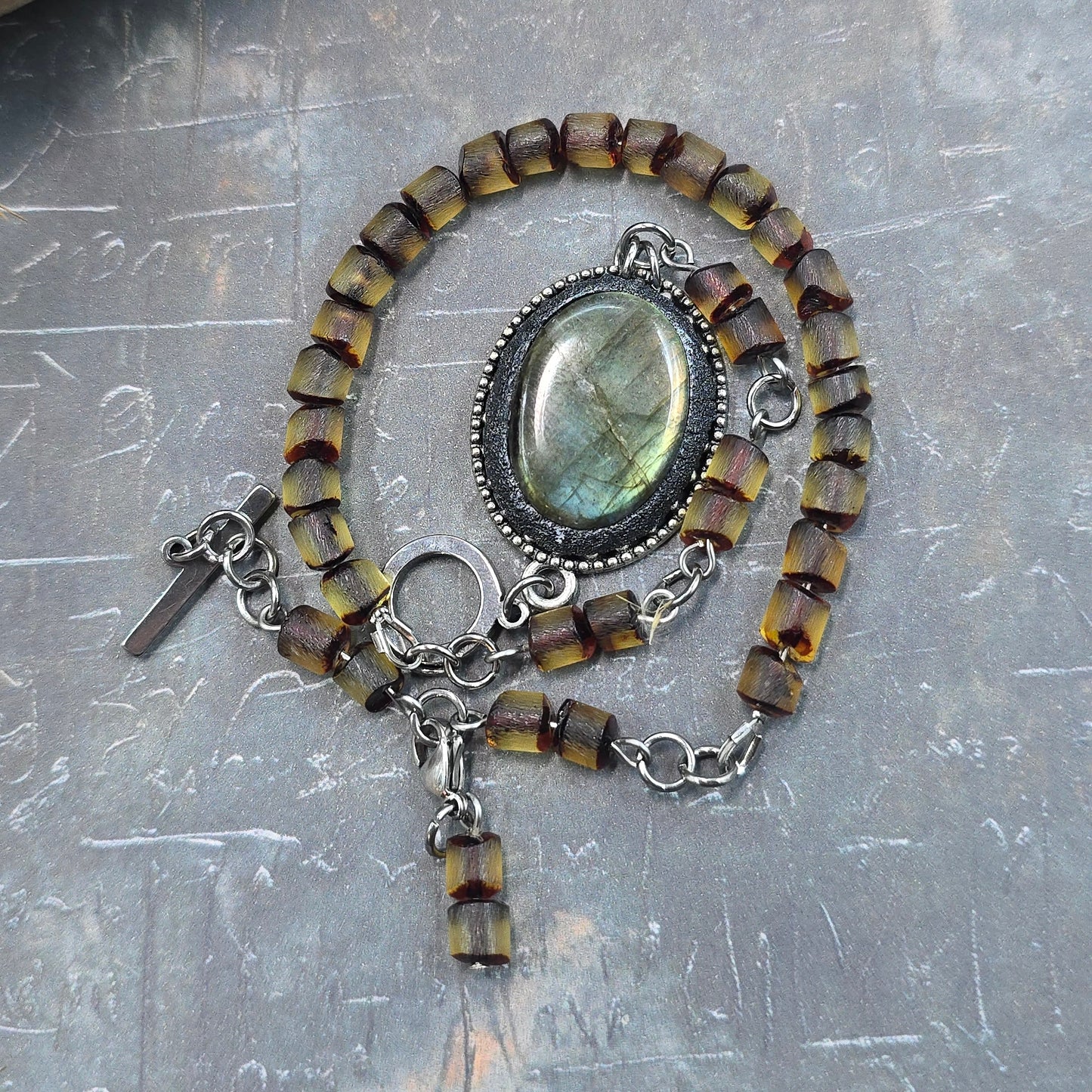 Labradorito apyrankė su gintaro karoliukais