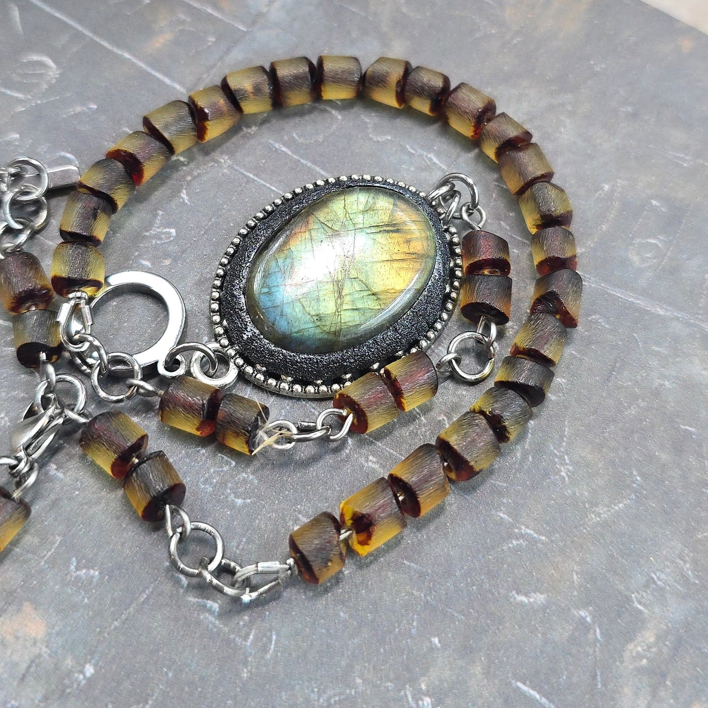 Labradorito apyrankė su gintaro karoliukais