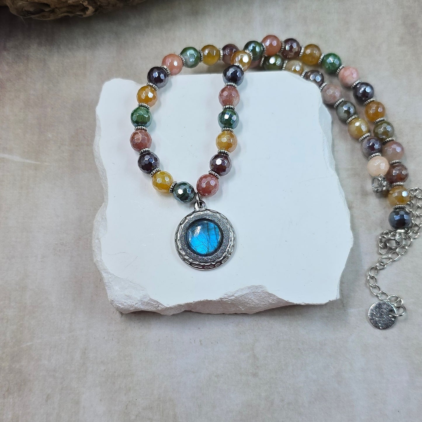 Trumpas vėrinys su labradoritu ir agatu