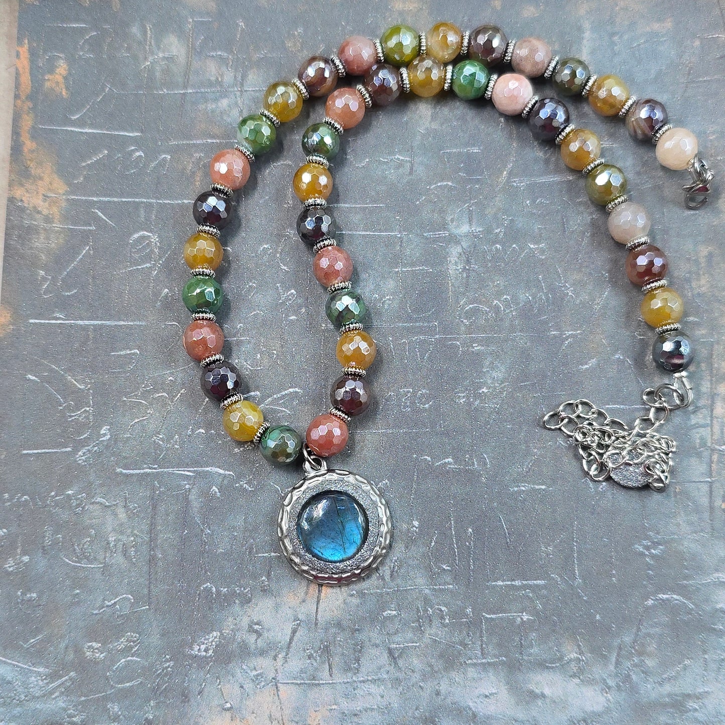 Trumpas vėrinys su labradoritu ir agatu