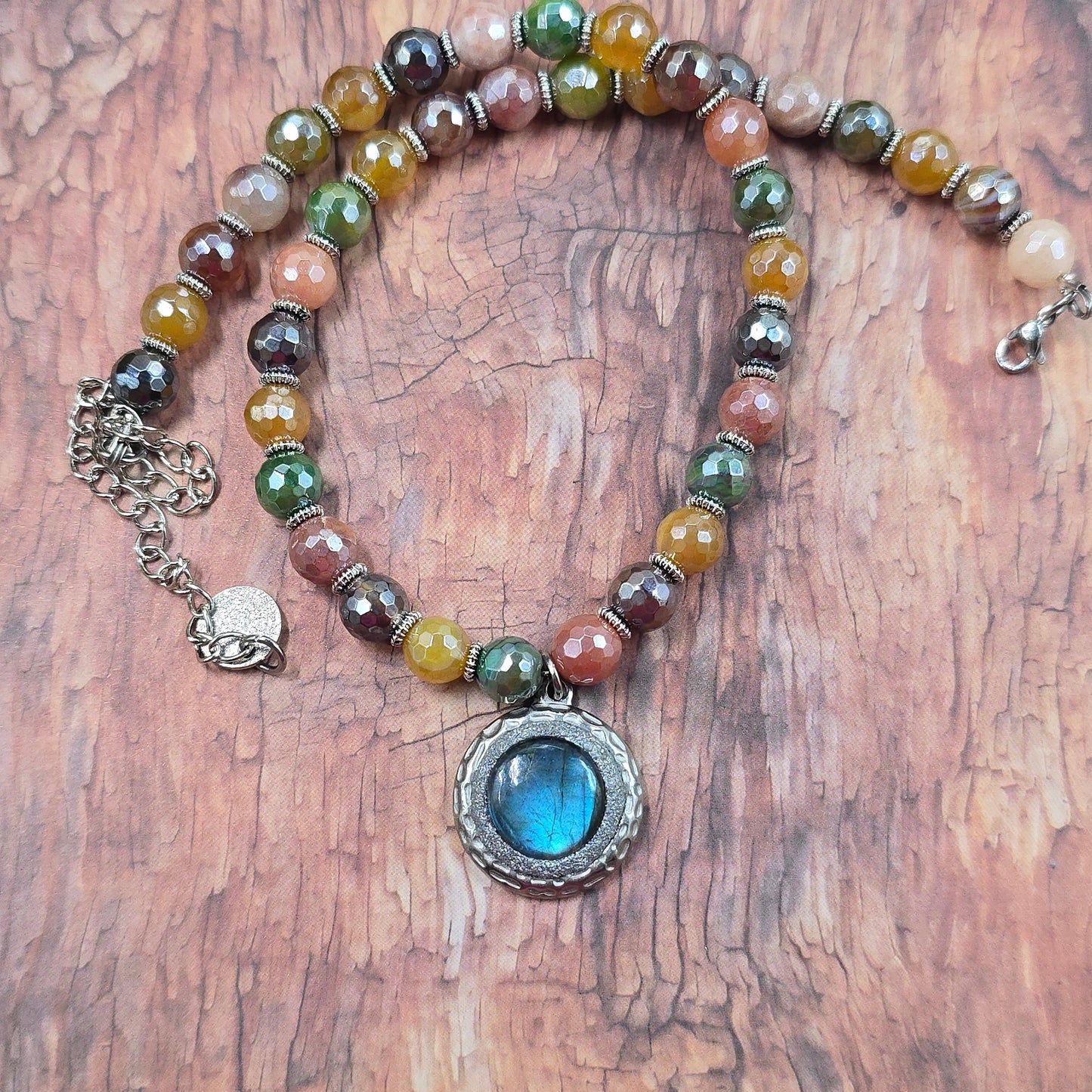 Trumpas vėrinys su labradoritu ir agatu