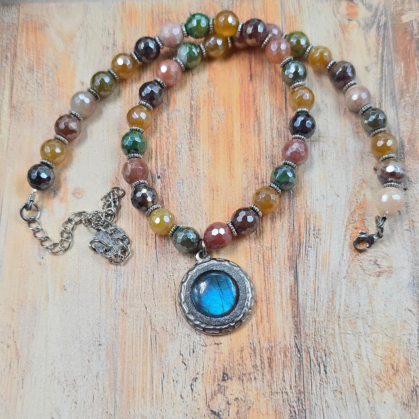 Trumpas vėrinys su labradoritu ir agatu