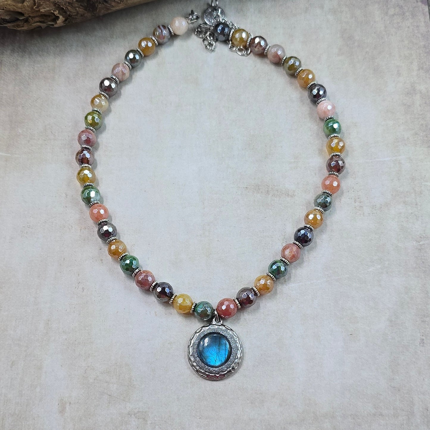 Trumpas vėrinys su labradoritu ir agatu