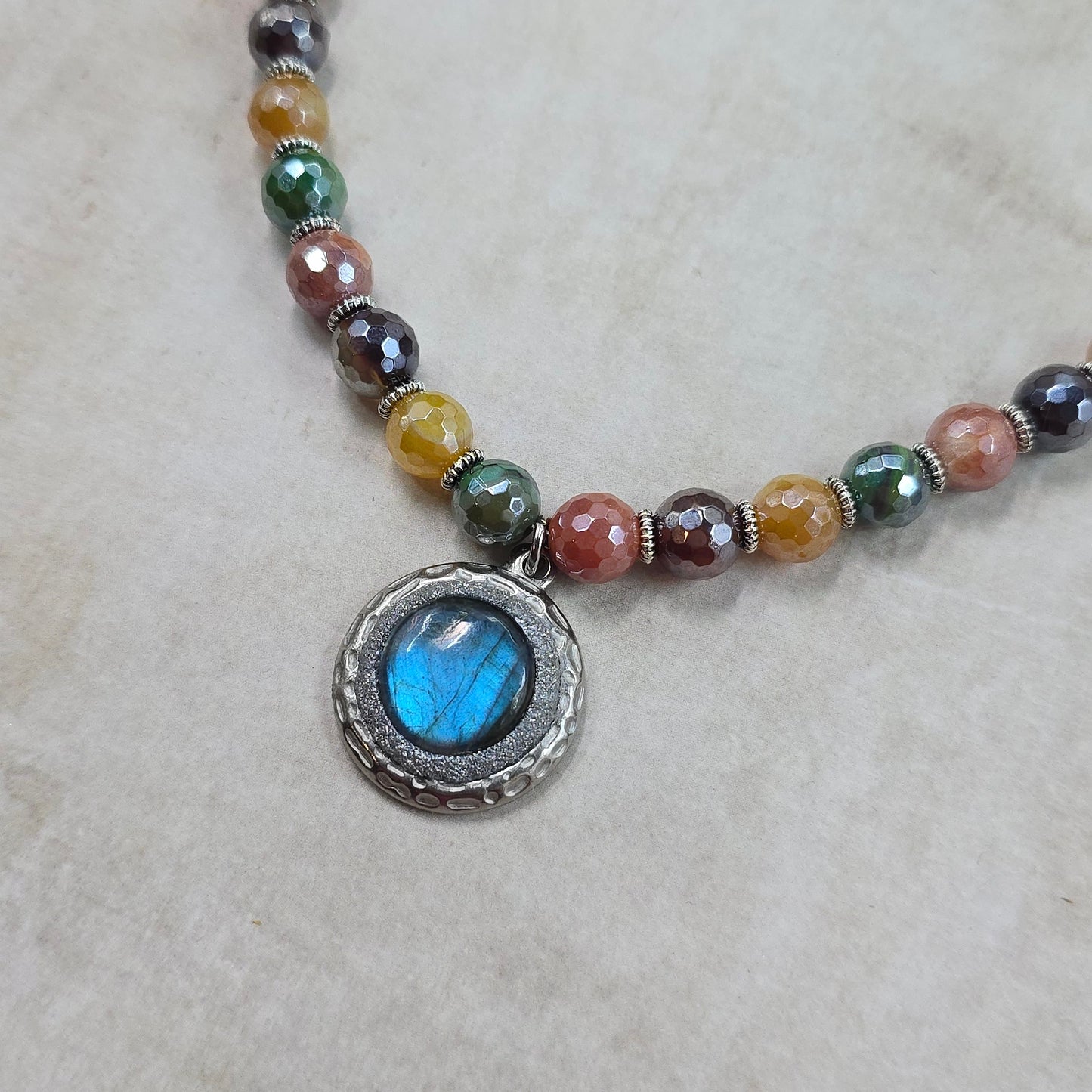 Trumpas vėrinys su labradoritu ir agatu