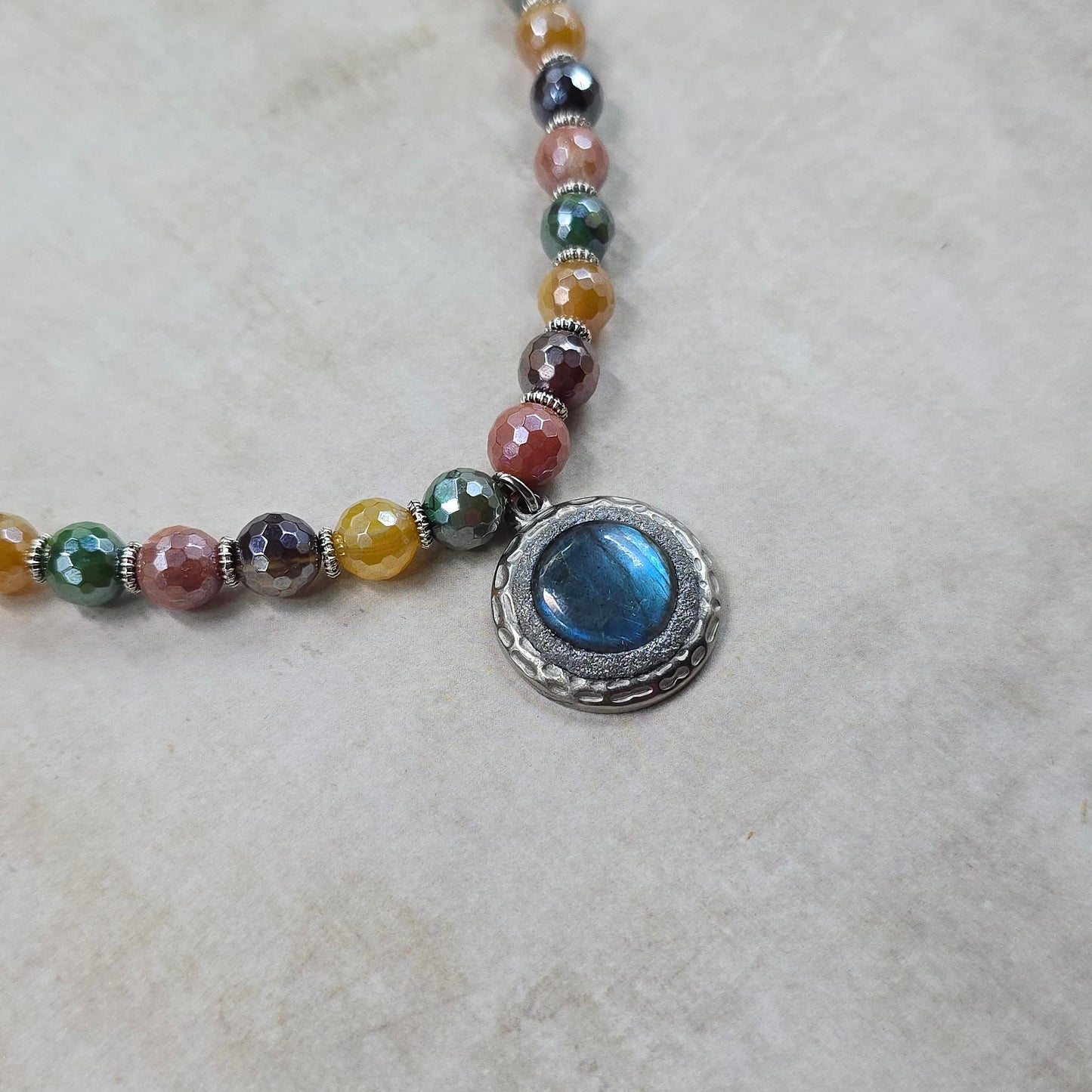 Trumpas vėrinys su labradoritu ir agatu