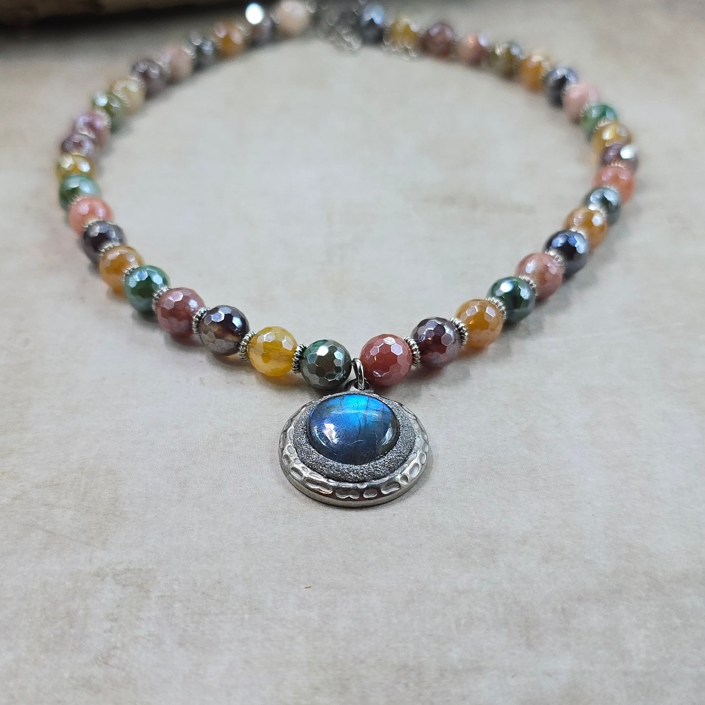 Trumpas vėrinys su labradoritu ir agatu