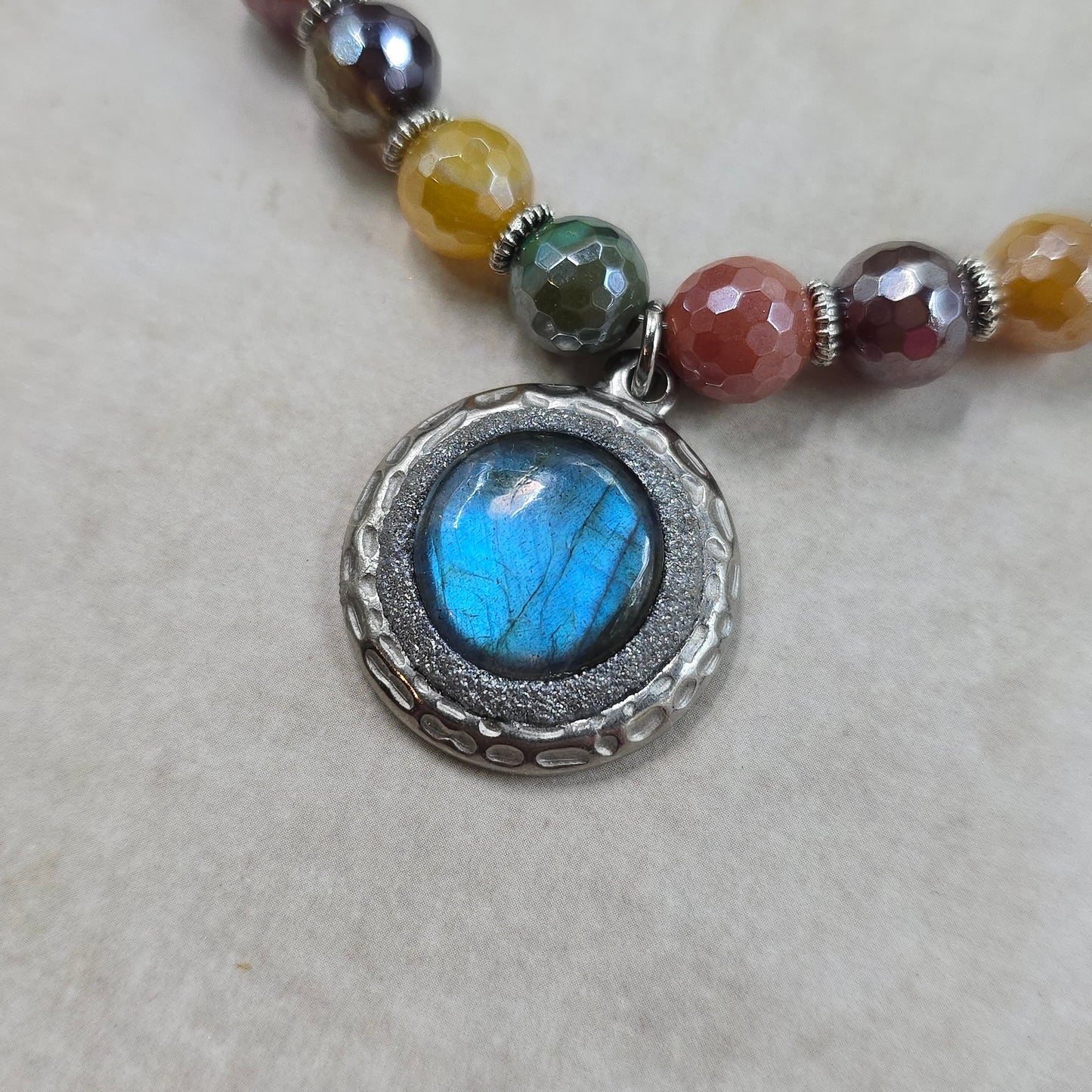 Trumpas vėrinys su labradoritu ir agatu