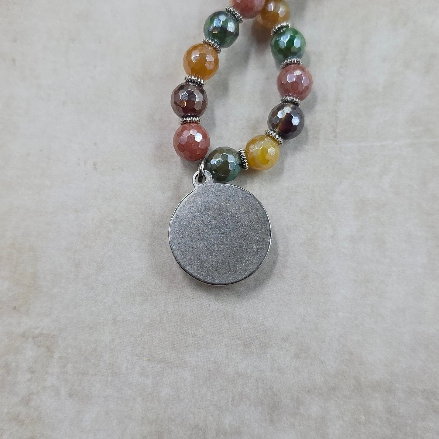 Trumpas vėrinys su labradoritu ir agatu