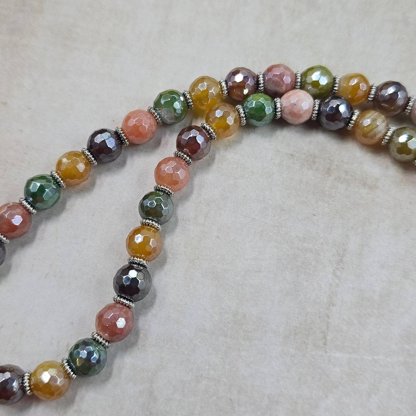 Trumpas vėrinys su labradoritu ir agatu