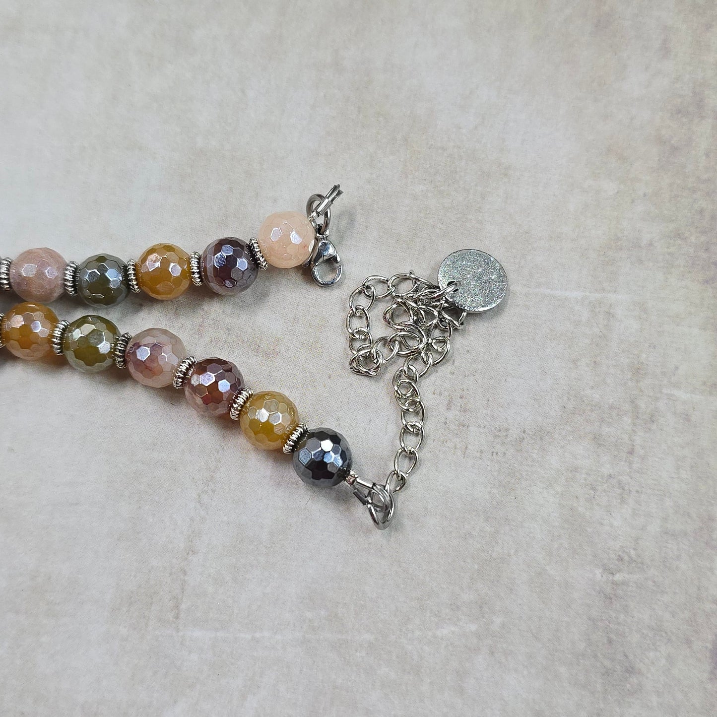 Trumpas vėrinys su labradoritu ir agatu