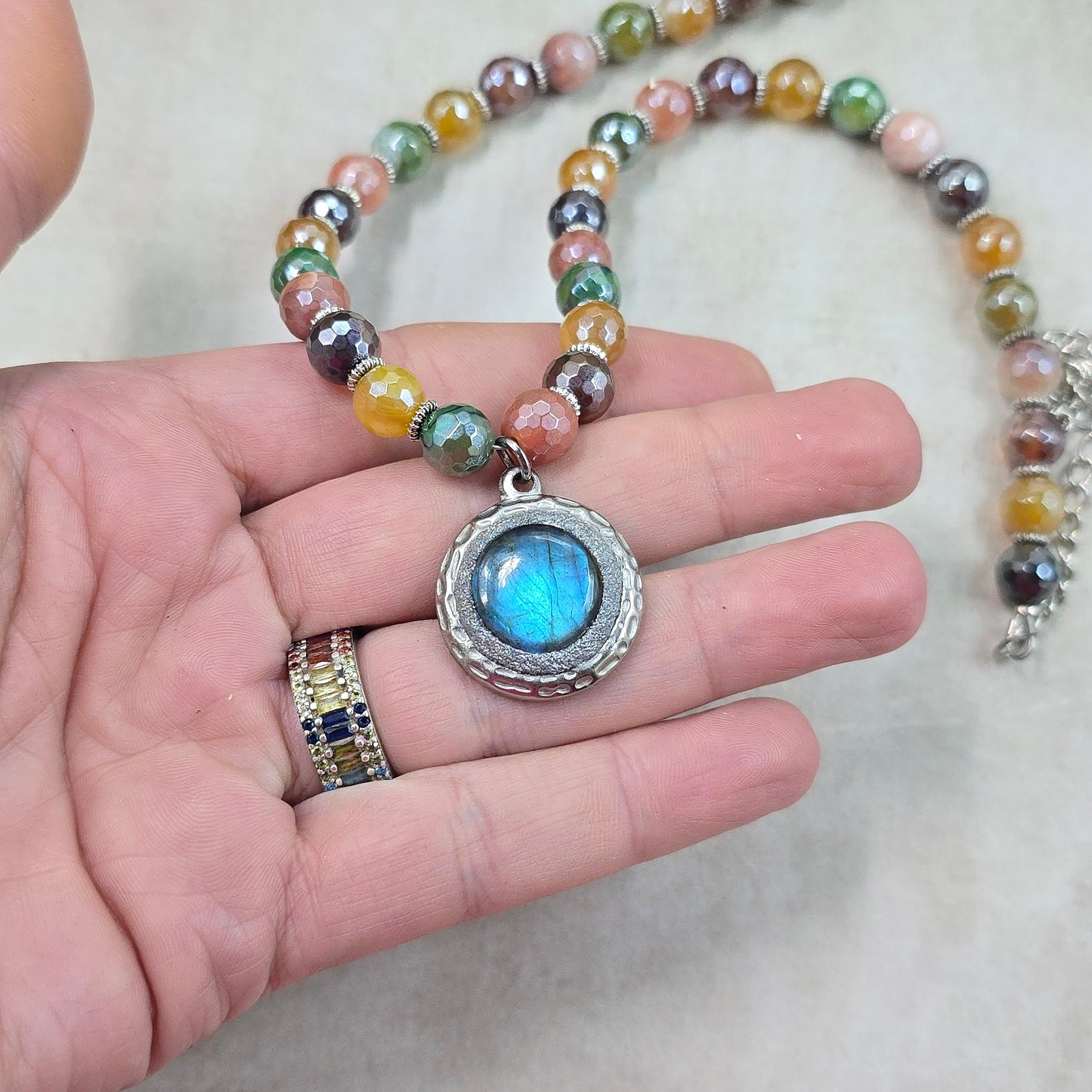 Trumpas vėrinys su labradoritu ir agatu