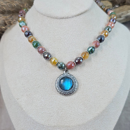 Trumpas vėrinys su labradoritu ir agatu