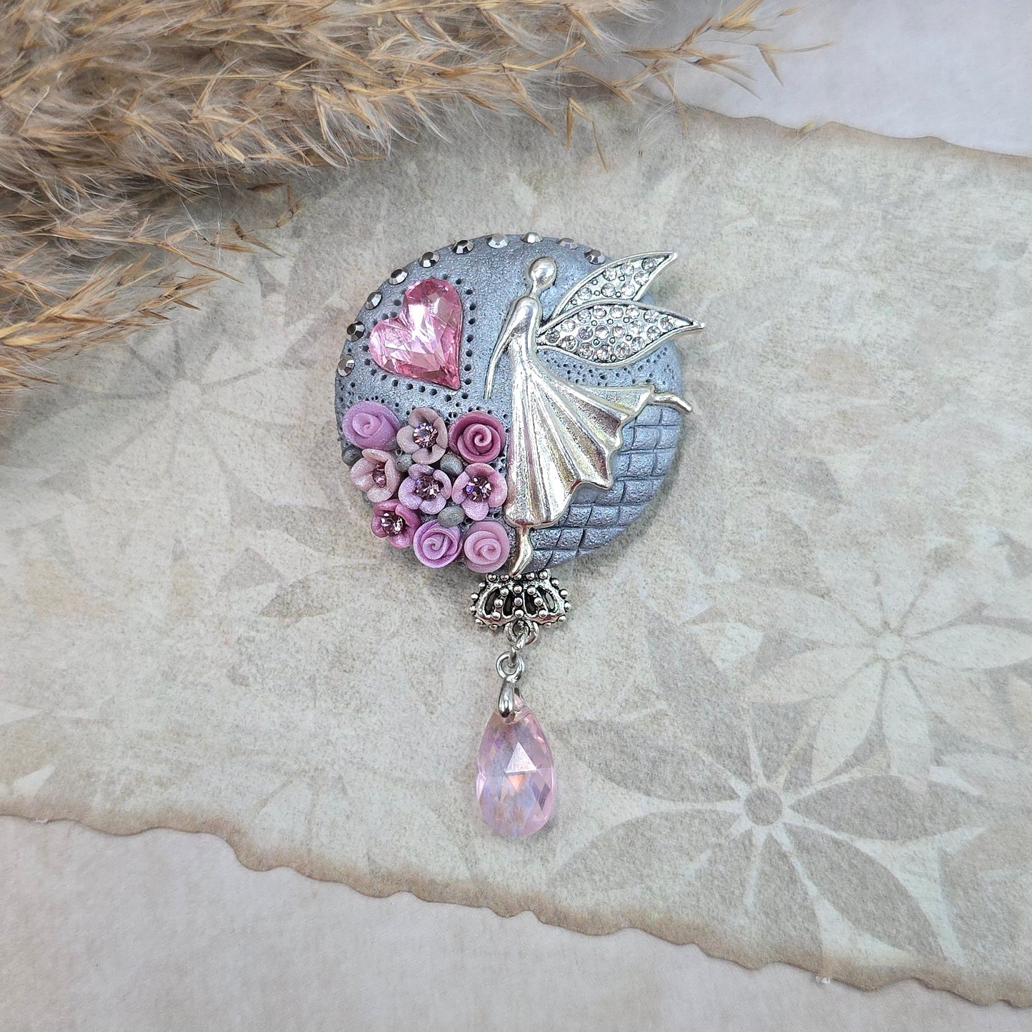 Švelniai rožinė sagė su fėja ir širdele