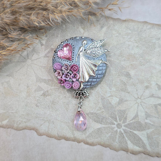 Švelniai rožinė sagė su fėja ir širdele